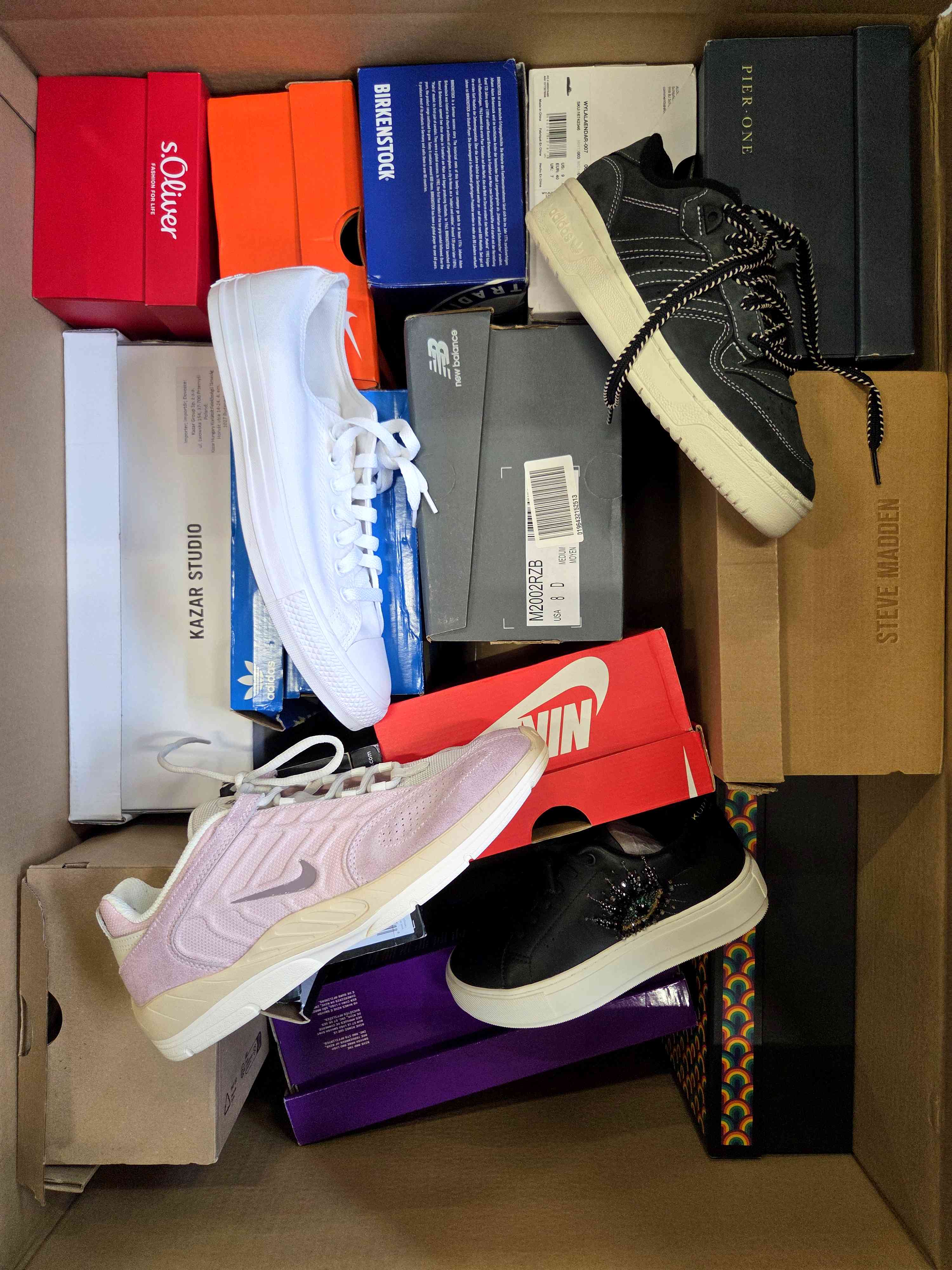 The photo shows a package with footwear in the category CS.