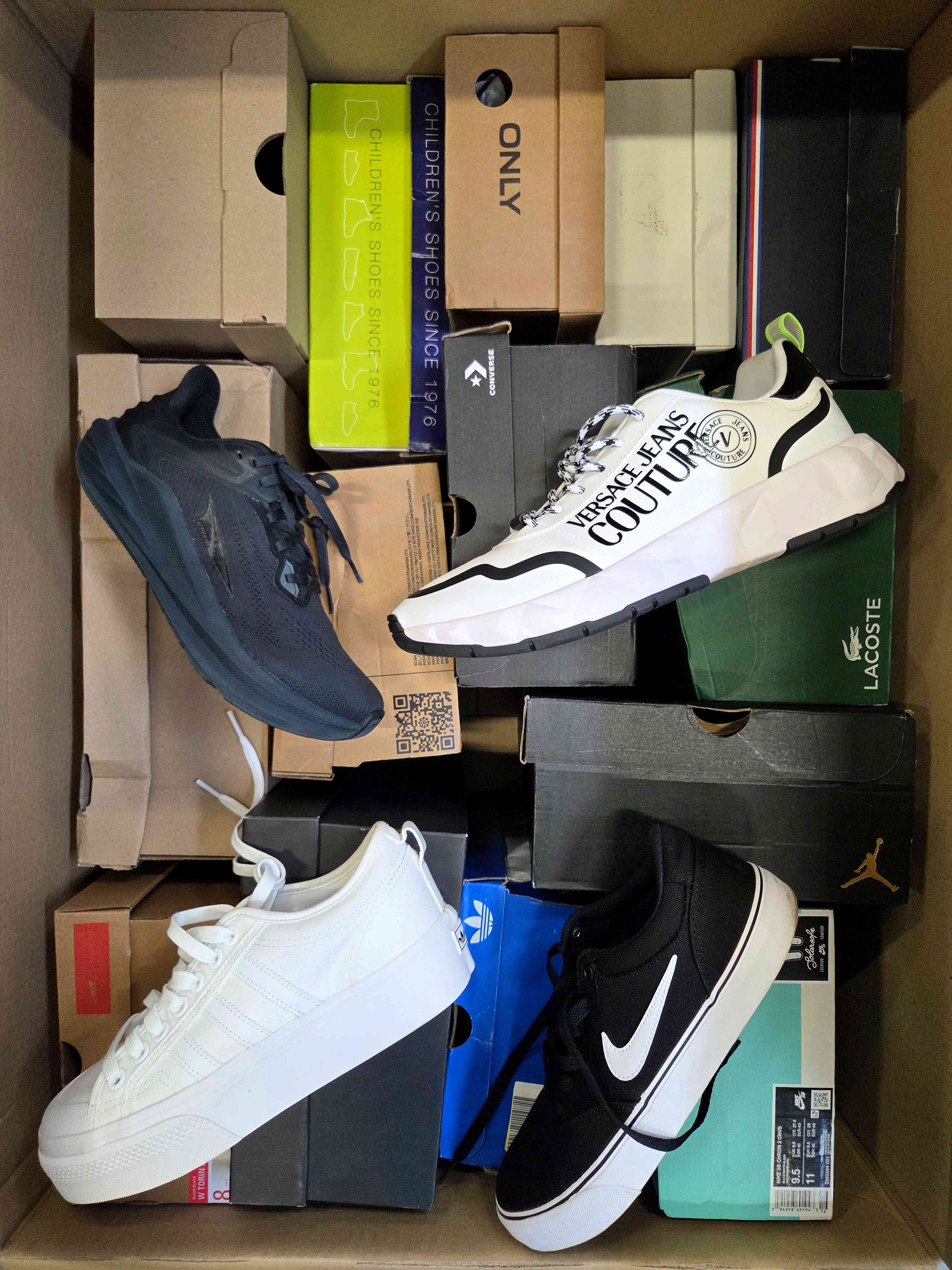 The photo shows a package with footwear in the category CS.