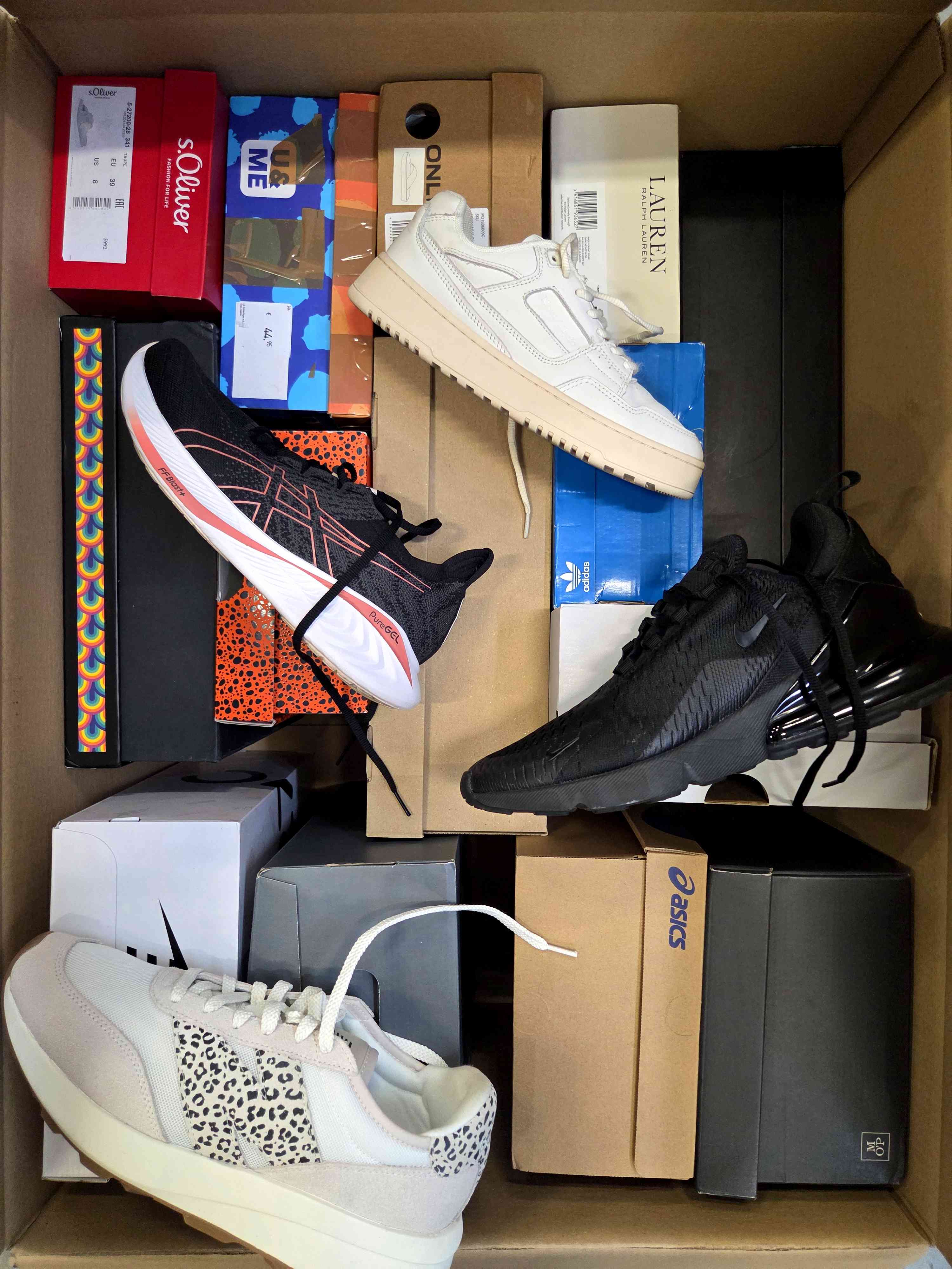 The photo shows a package with footwear in the category CS.