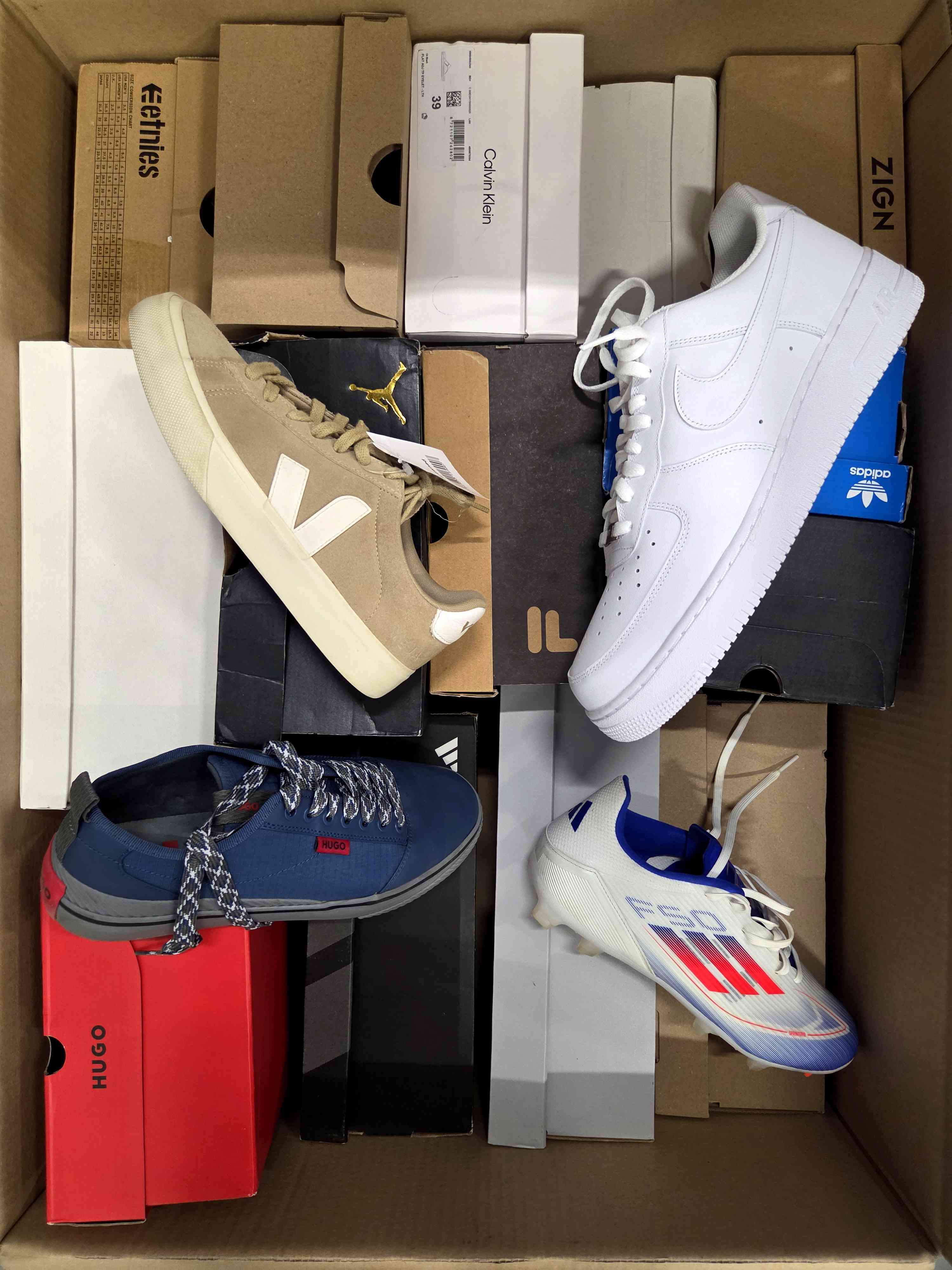 The photo shows a package with footwear in the category CS.