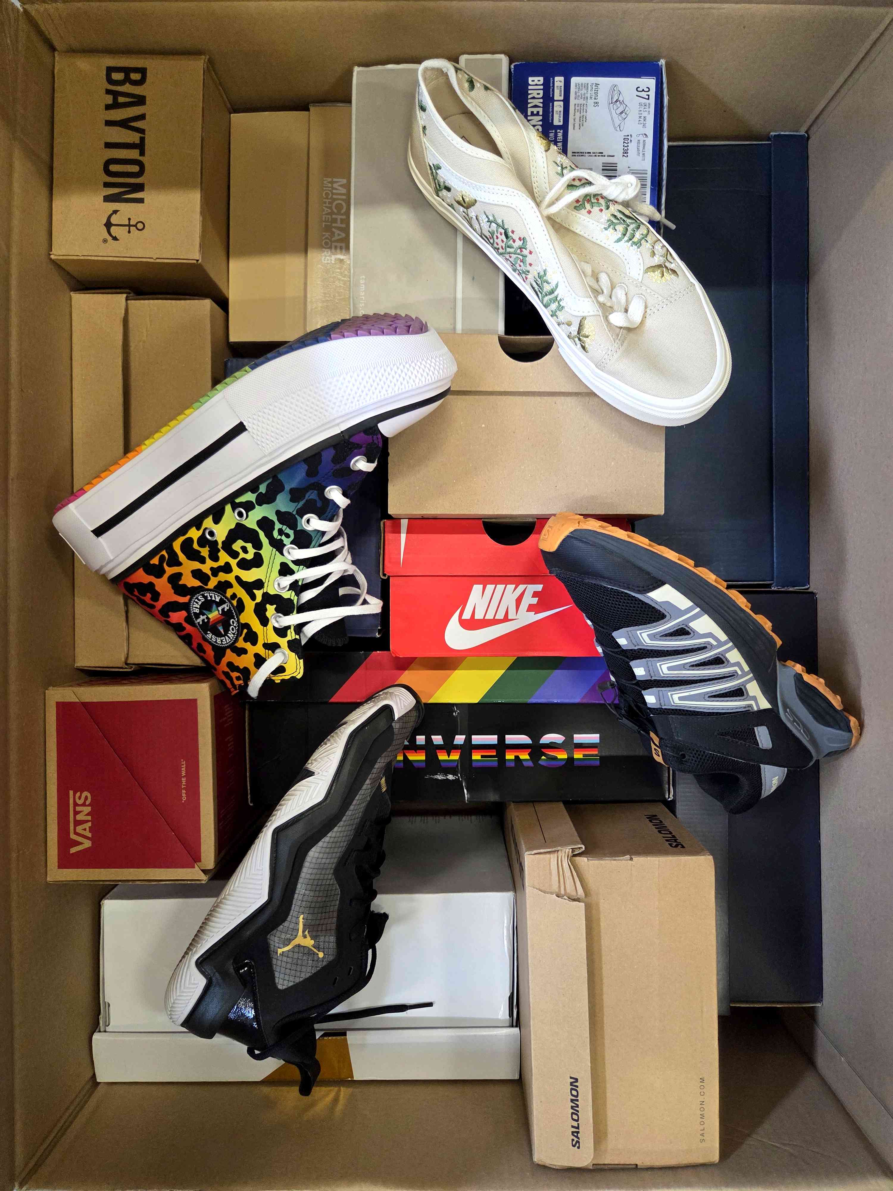 The photo shows a package with footwear in the category CS.