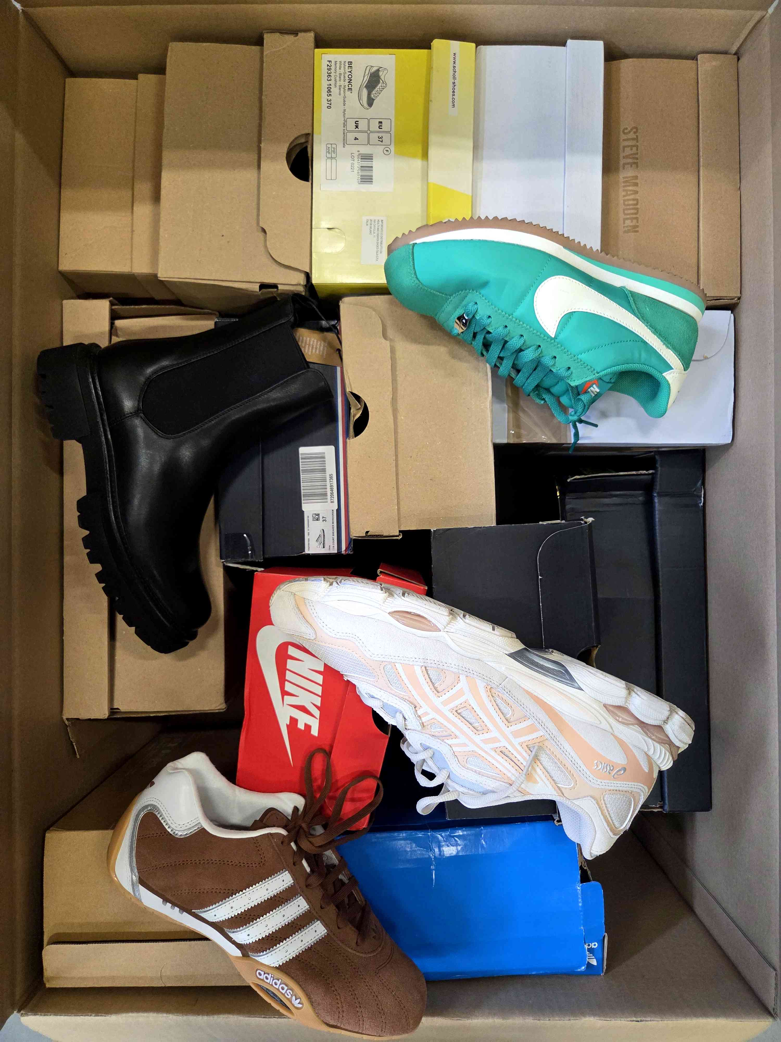 CS3573 3 The photo shows a package with footwear in the category CS.