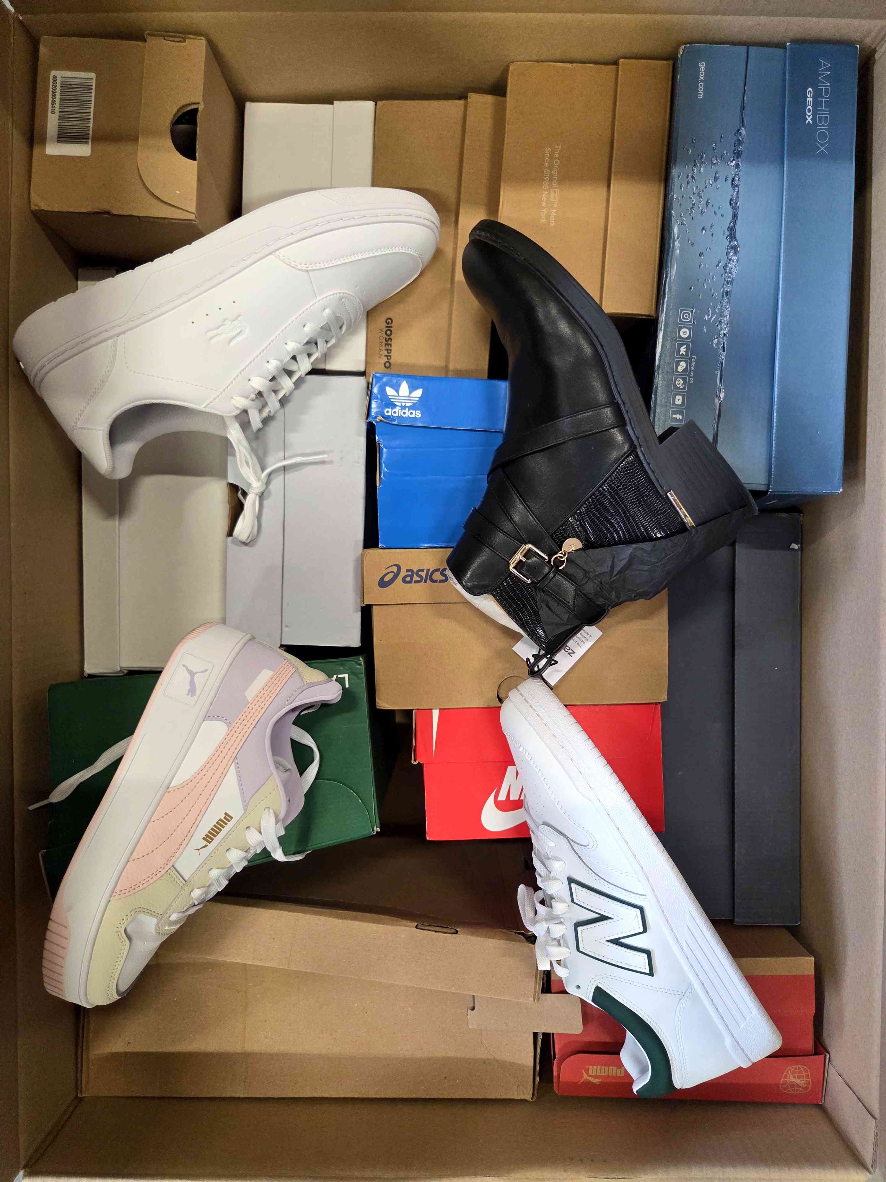 The photo shows a package with footwear in the category CS.