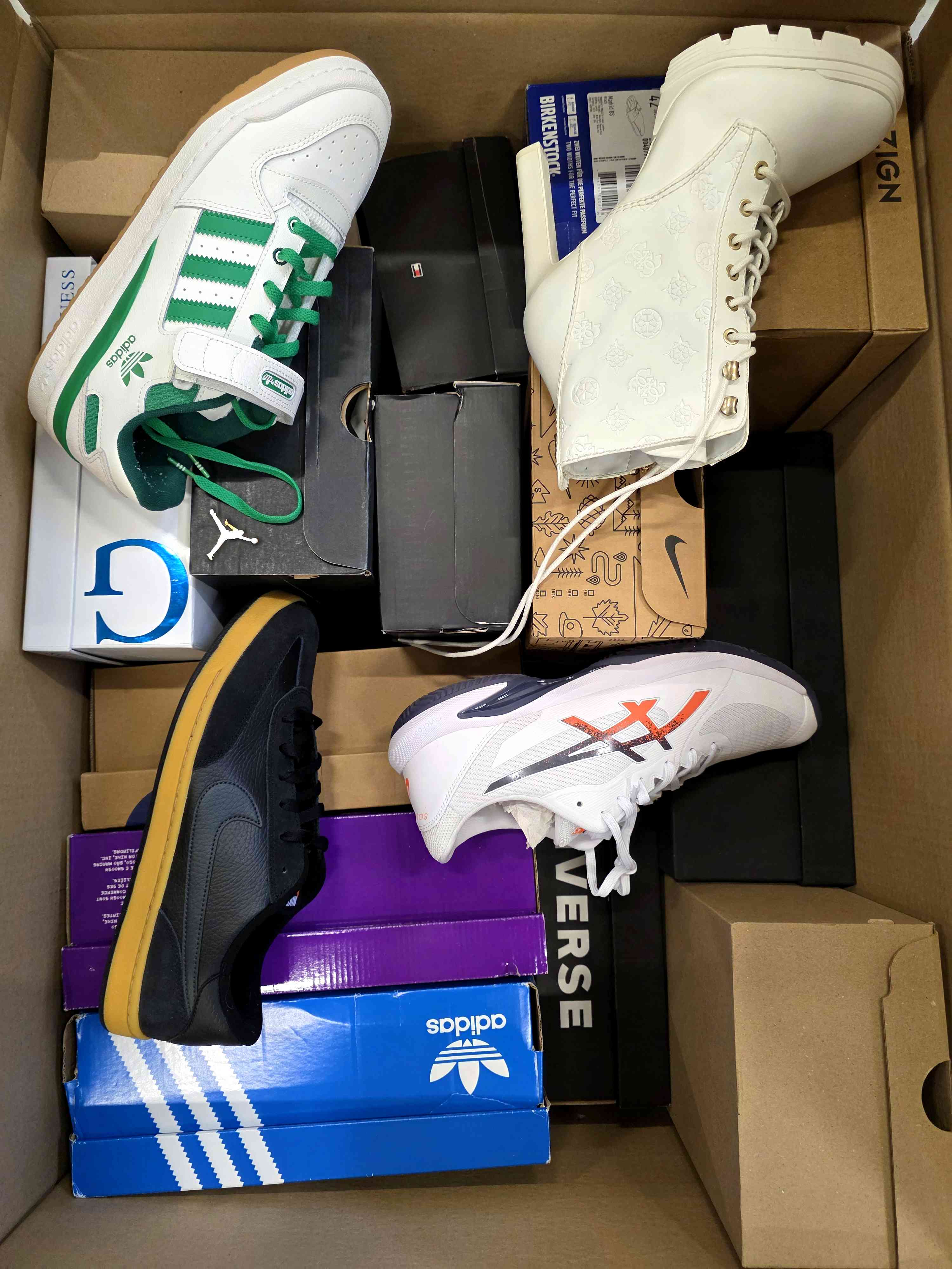 CS3580 3 The photo shows a package with footwear in the category CS.