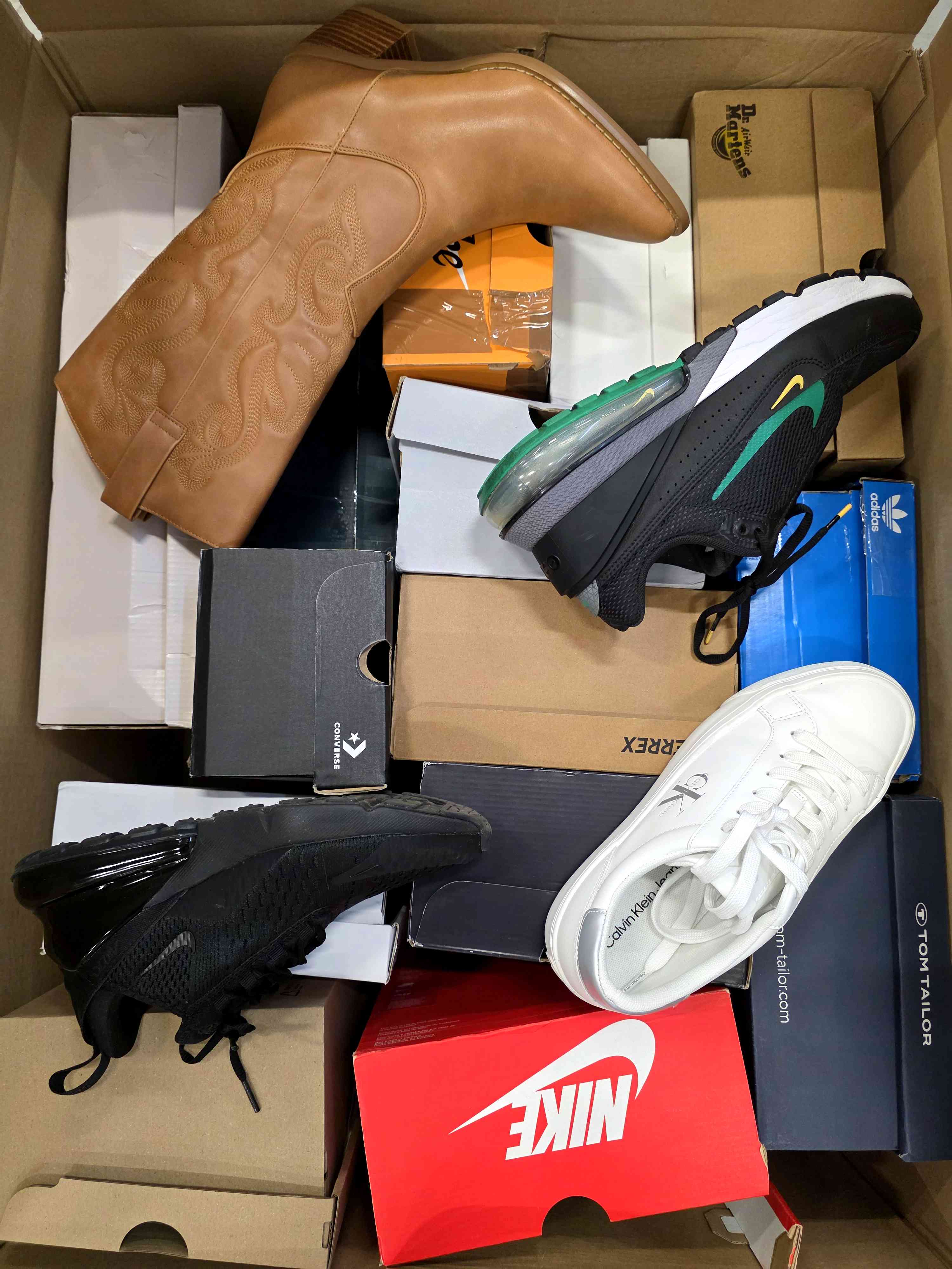 CS3583 3 The photo shows a package with footwear in the category CS.