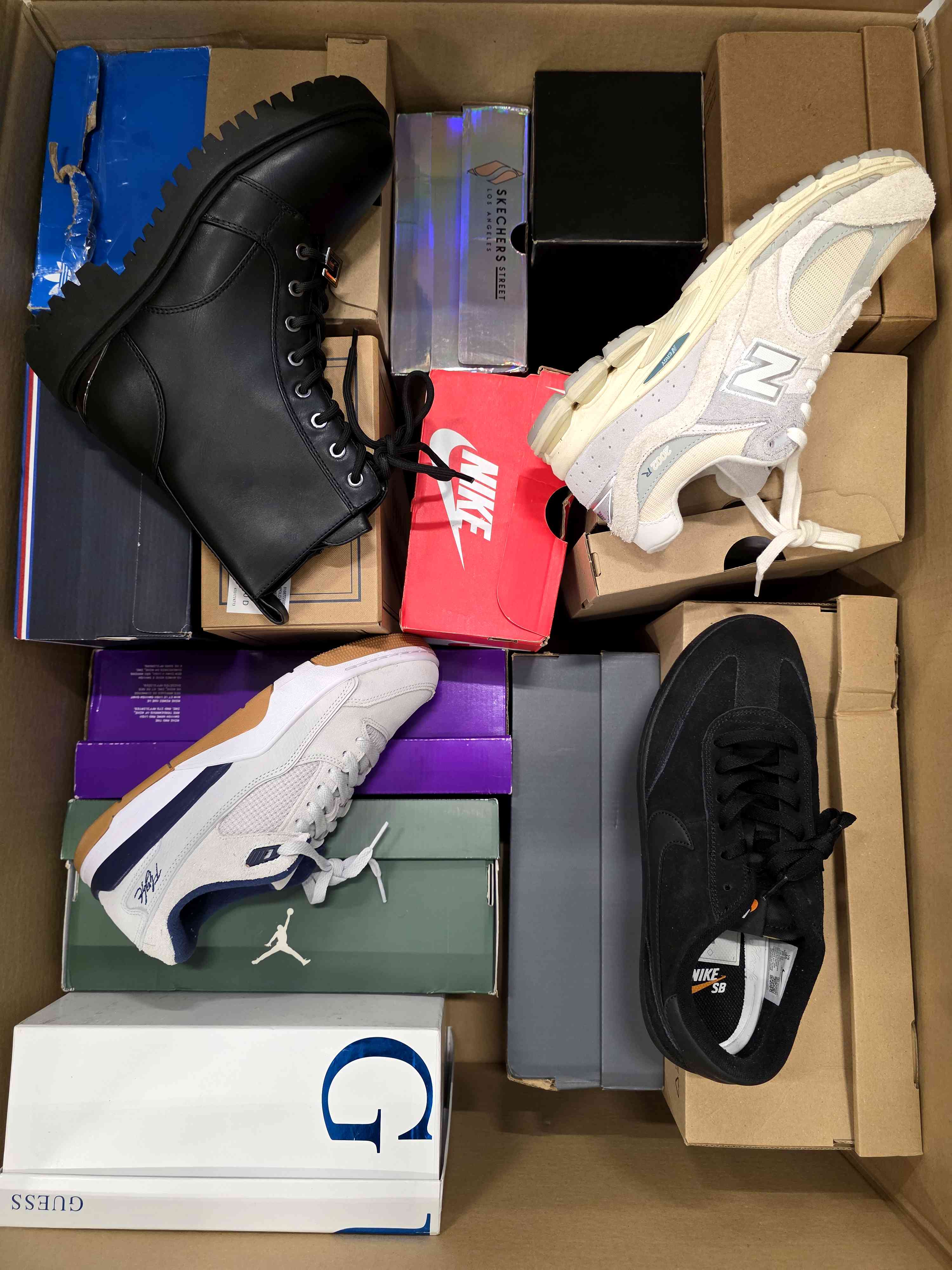 The photo shows a package with footwear in the category CS.