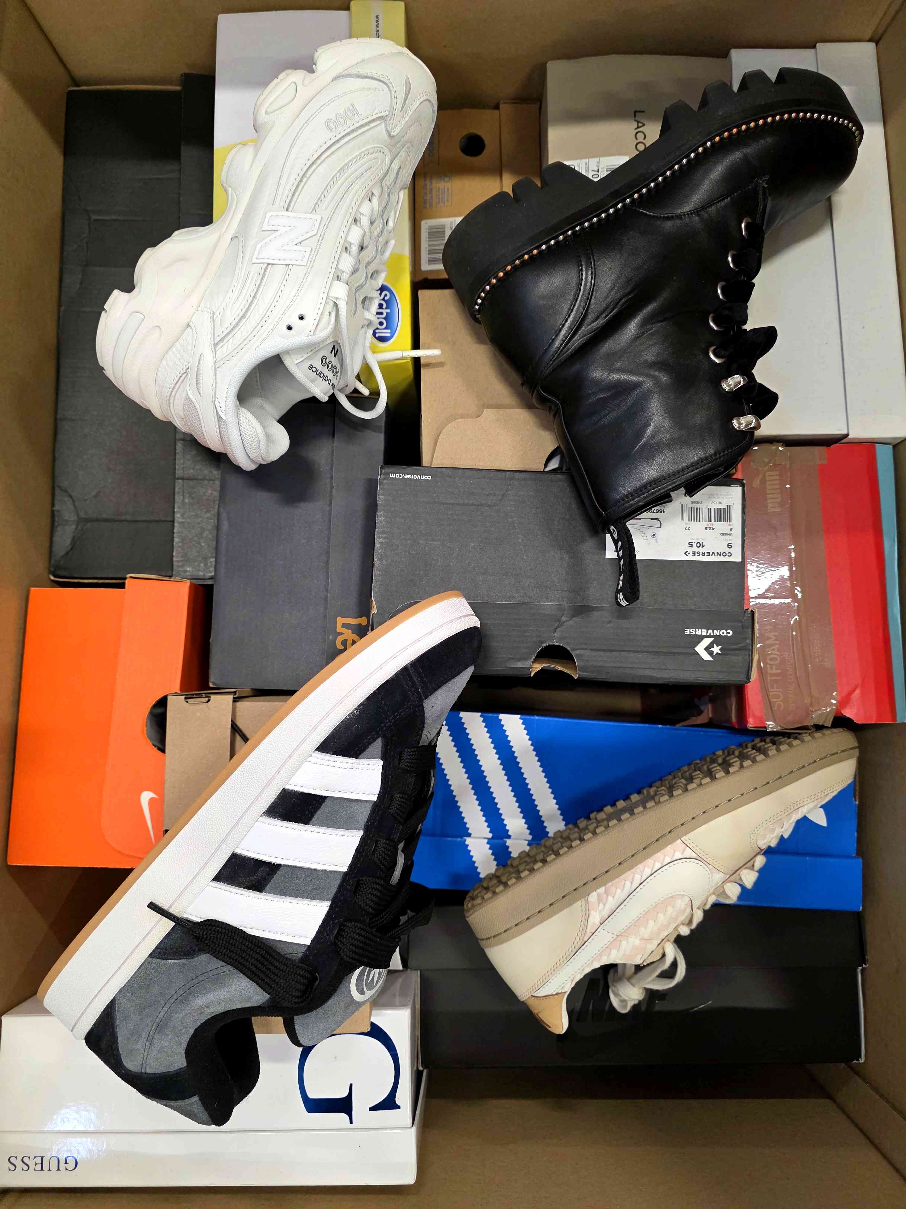 The photo shows a package with footwear in the category CS.