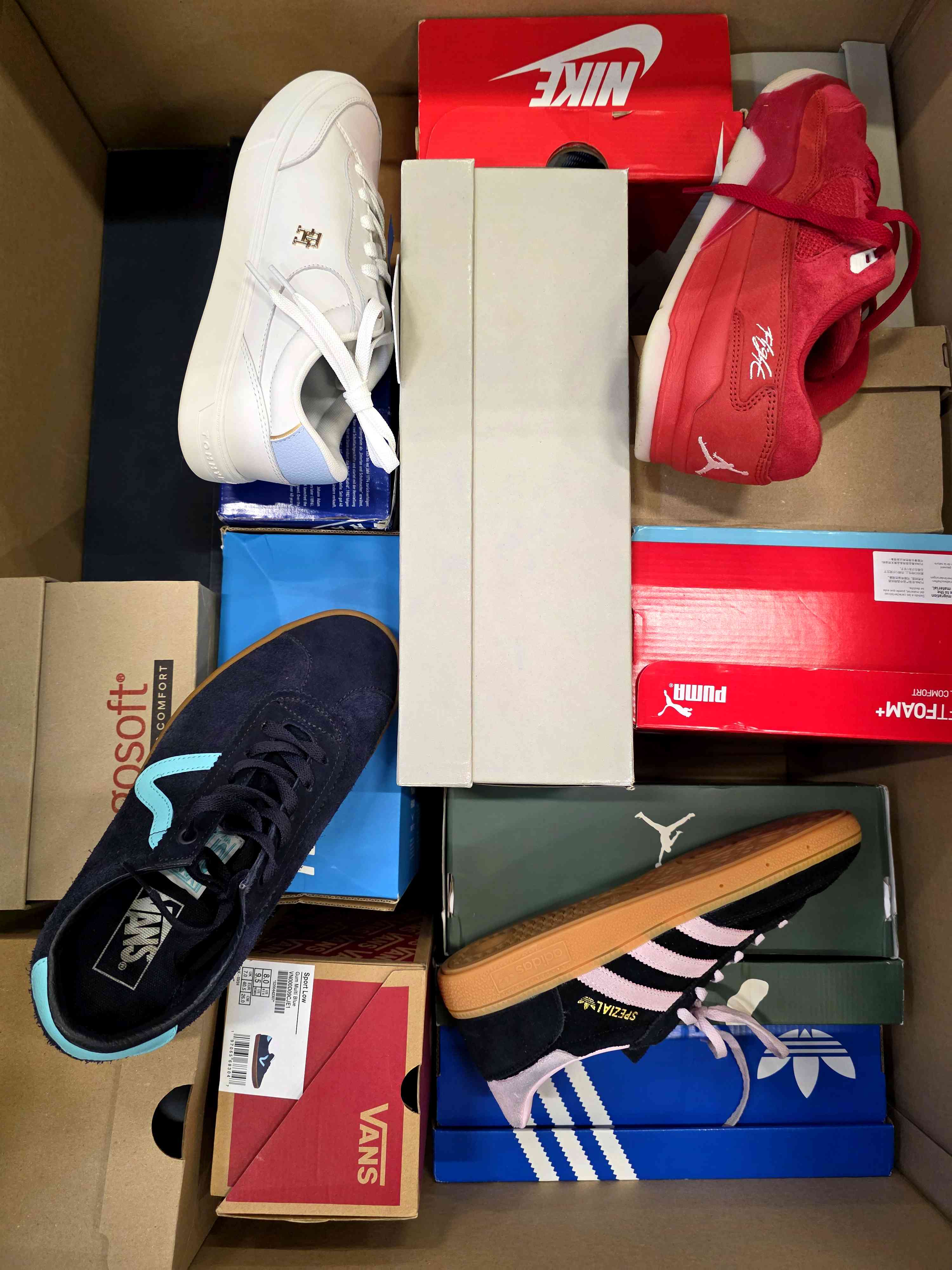 The photo shows a package with footwear in the category CS.