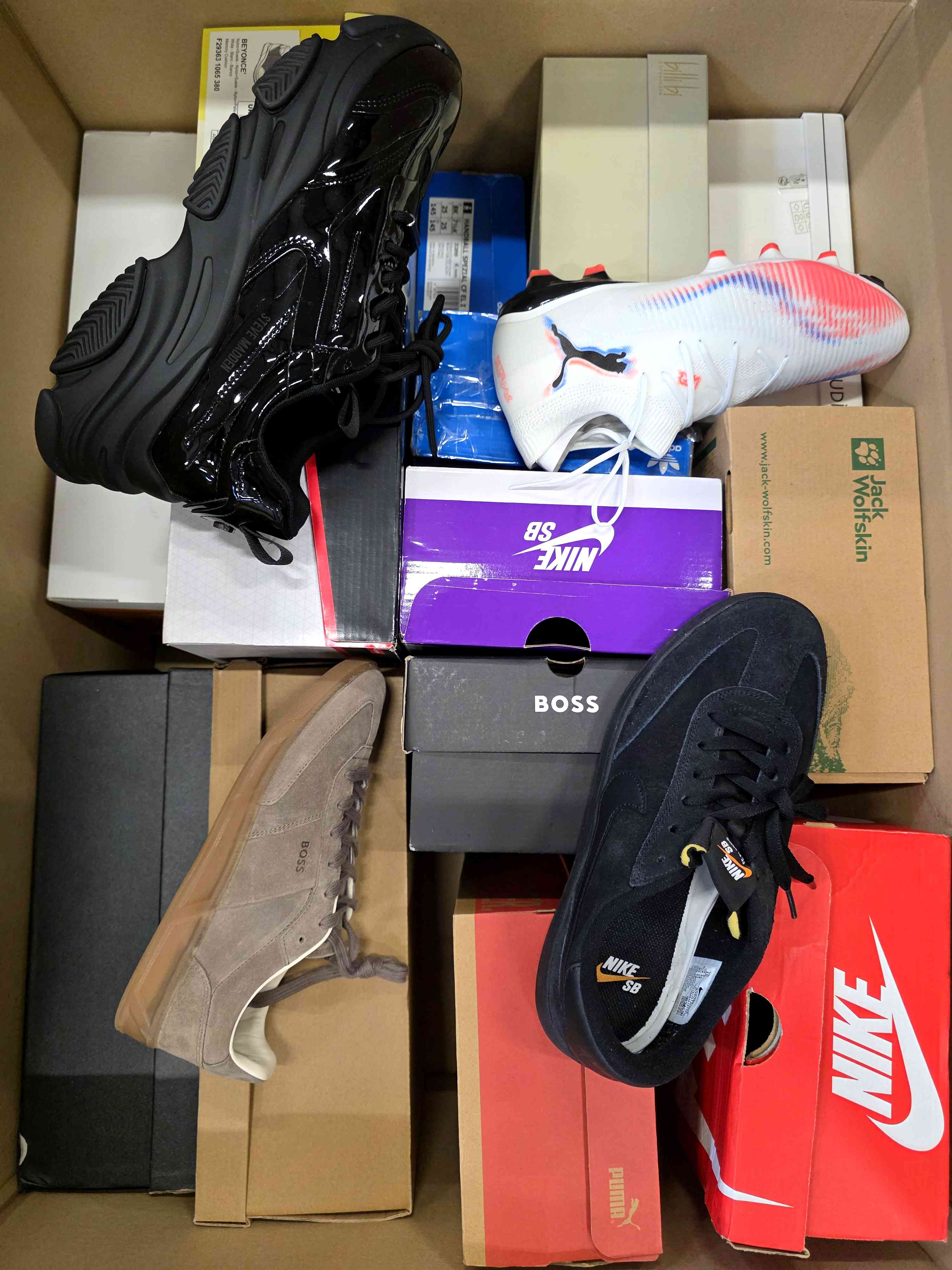 The photo shows a package with footwear in the category CS.