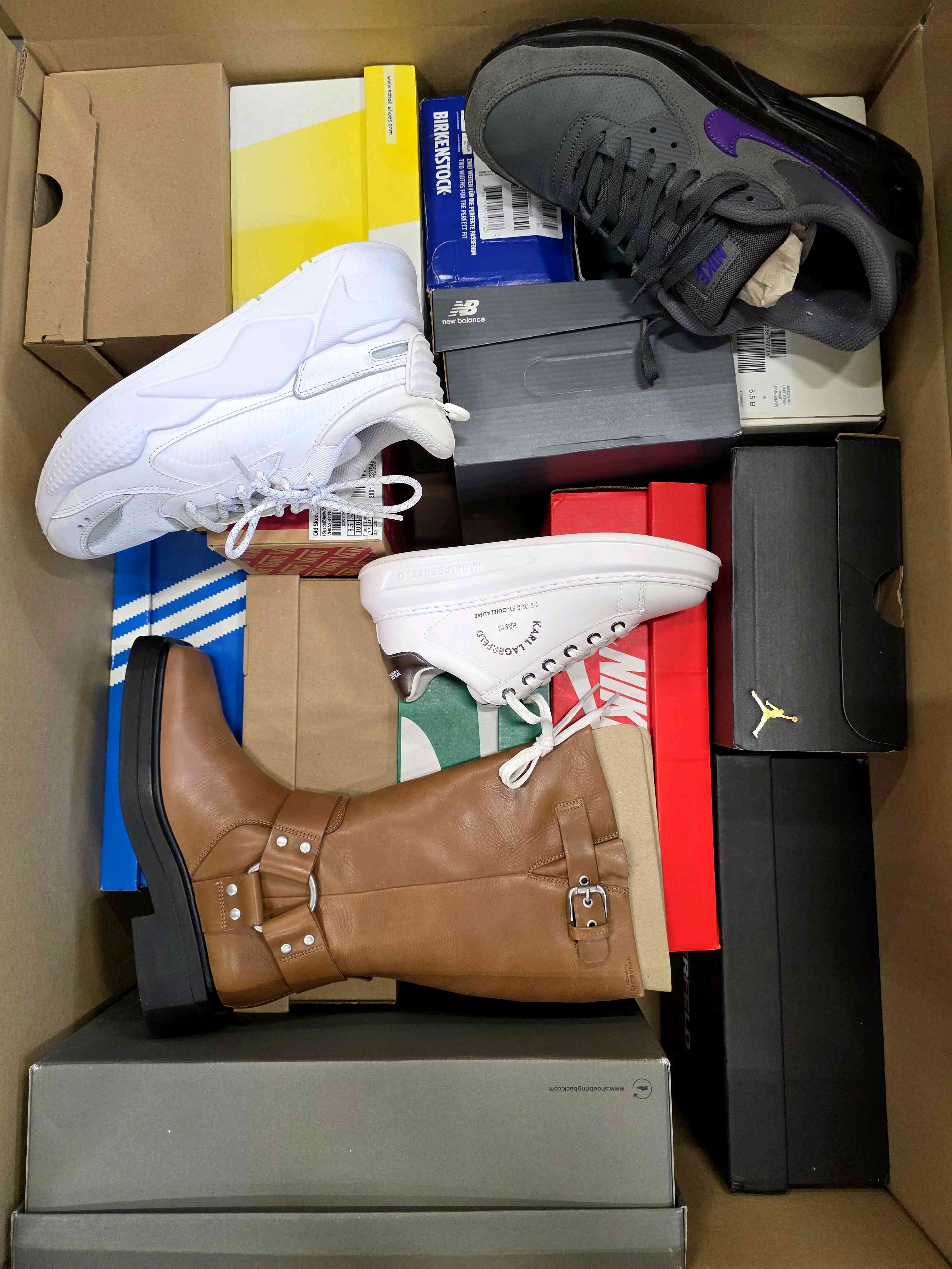 CS3597 3 The photo shows a package with footwear in the category CS.