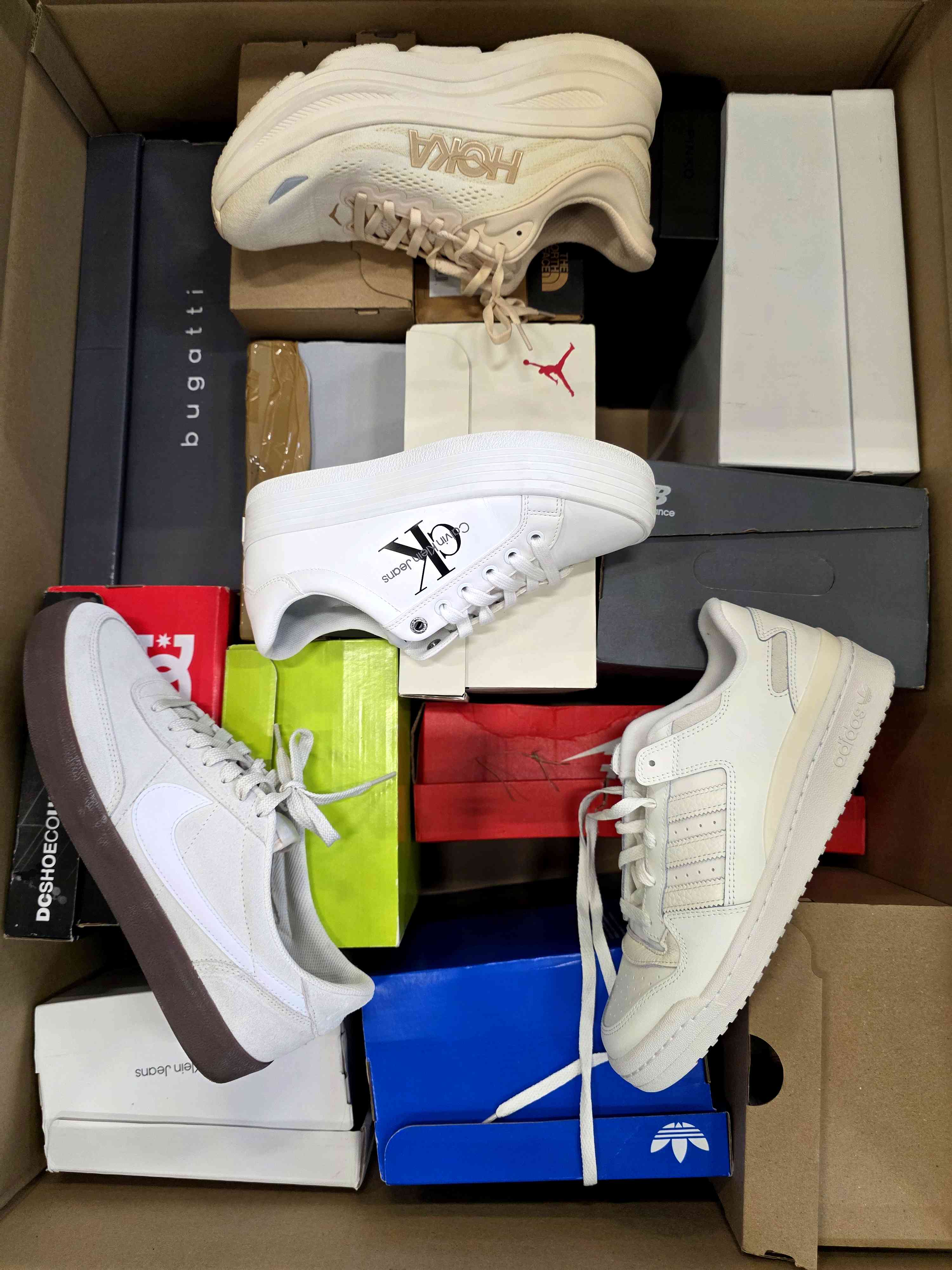 The photo shows a package with footwear in the category CS.