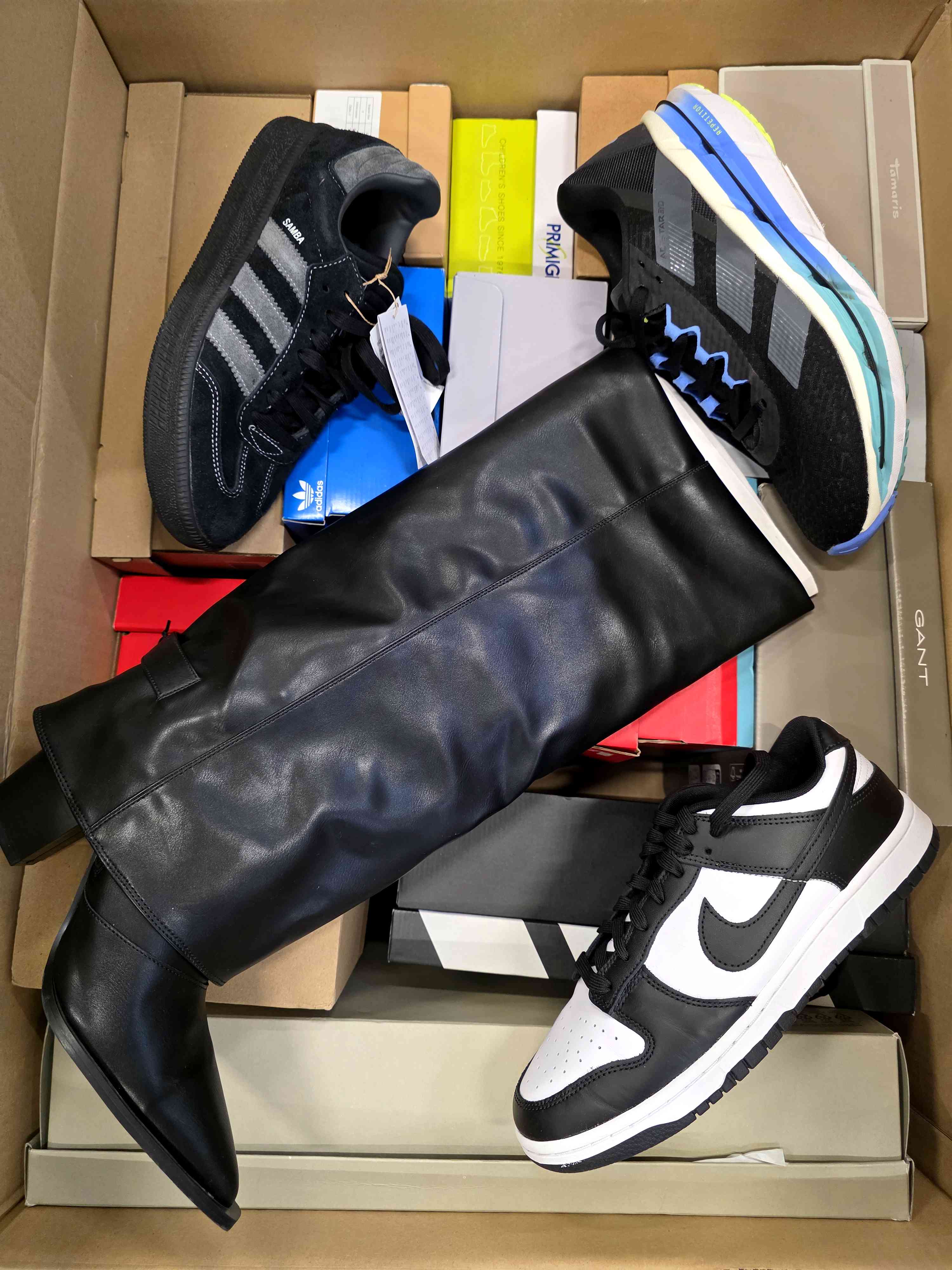 CS3601 3 The photo shows a package with footwear in the category CS.