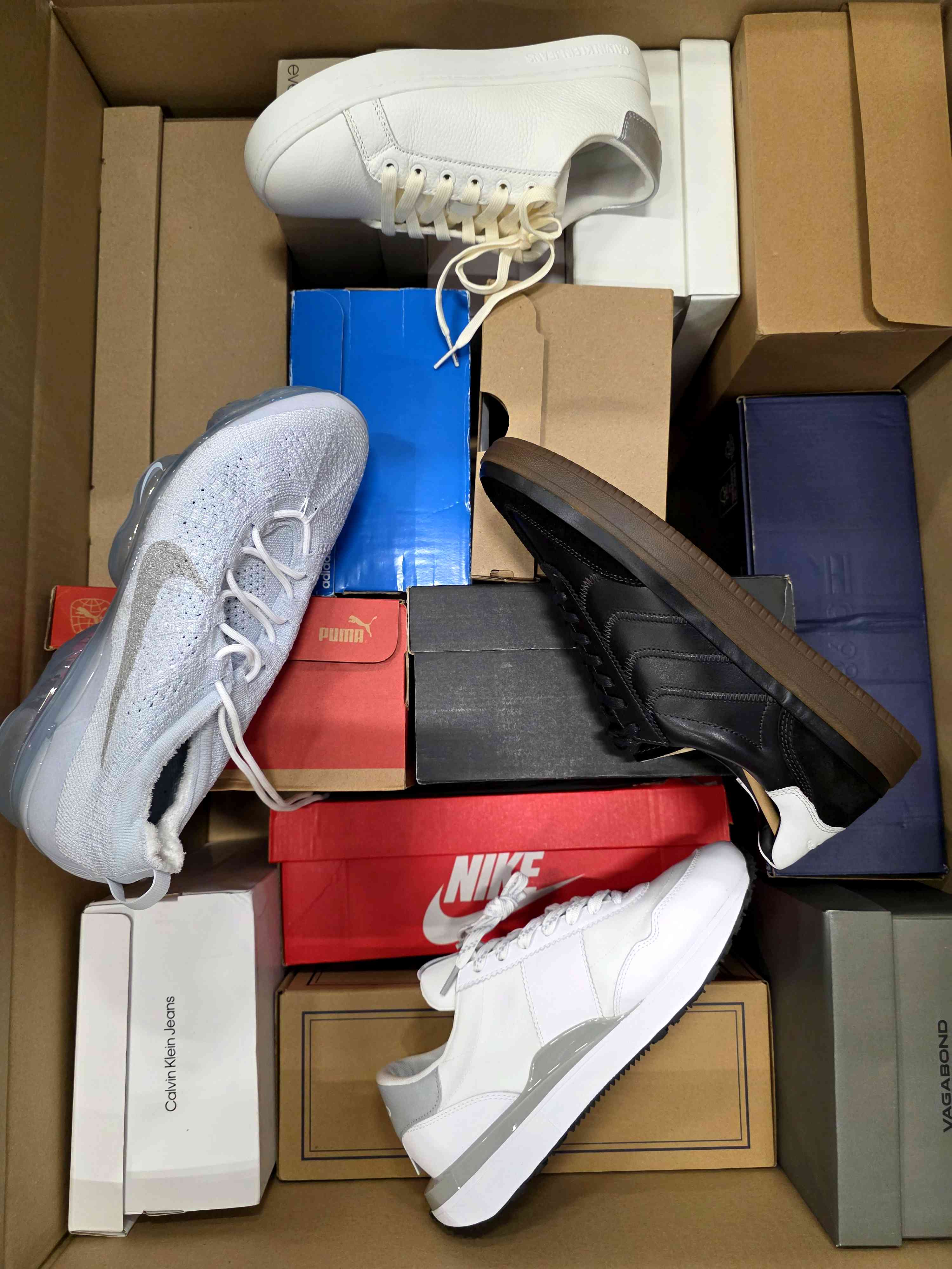 The photo shows a package with footwear in the category CS.