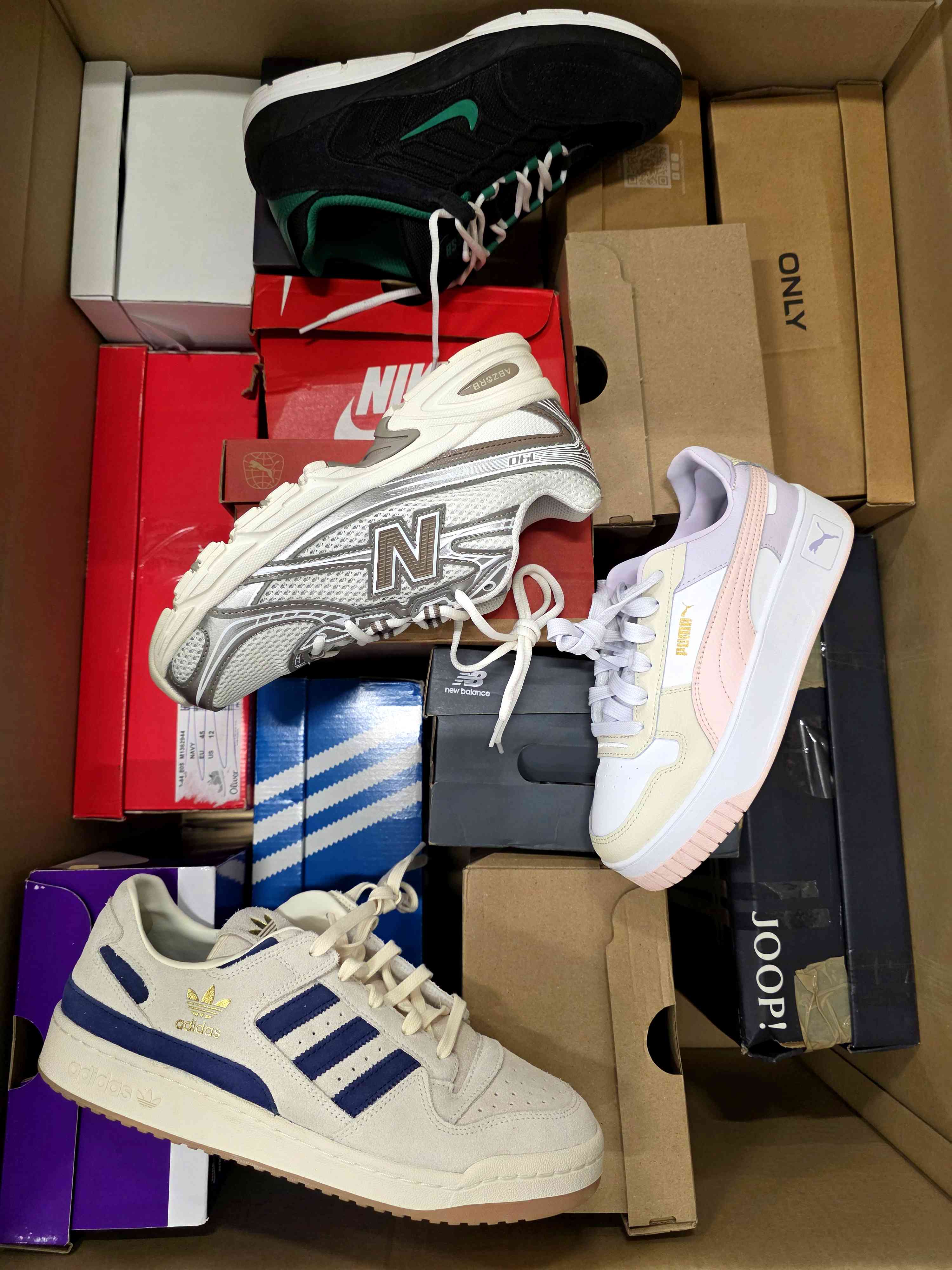 The photo shows a package with footwear in the category CS.