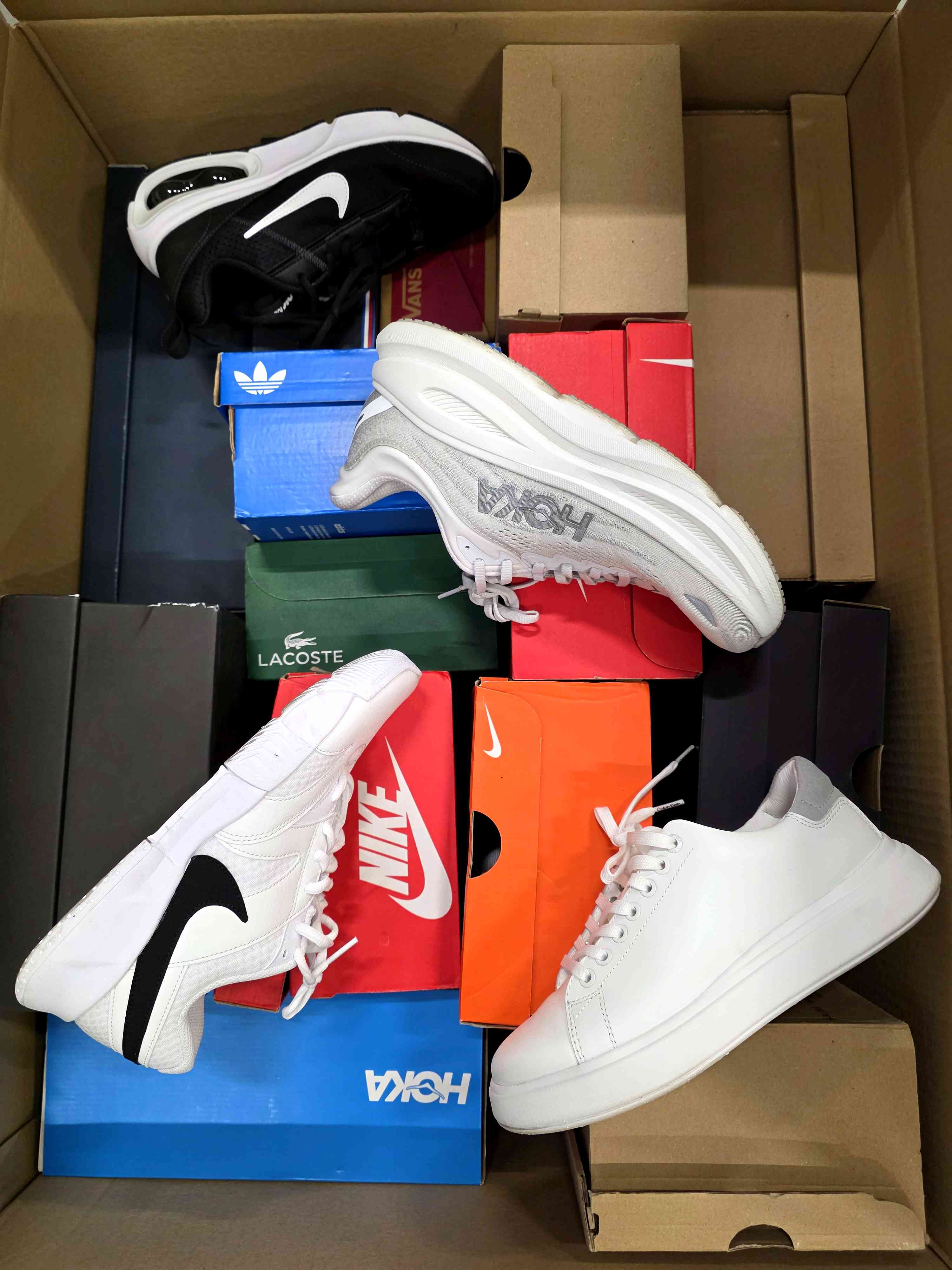 The photo shows a package with footwear in the category CS.