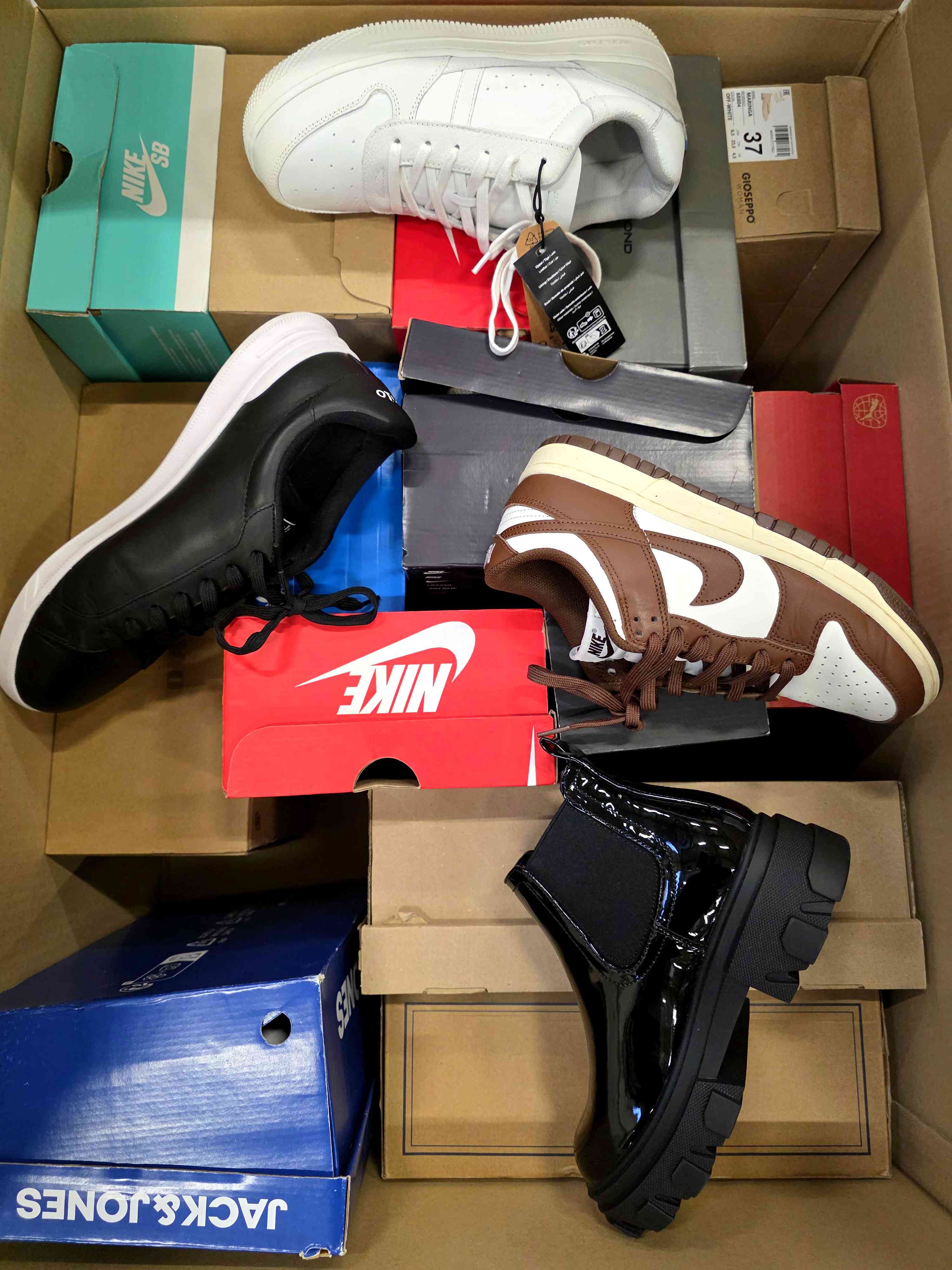 The photo shows a package with footwear in the category CS.