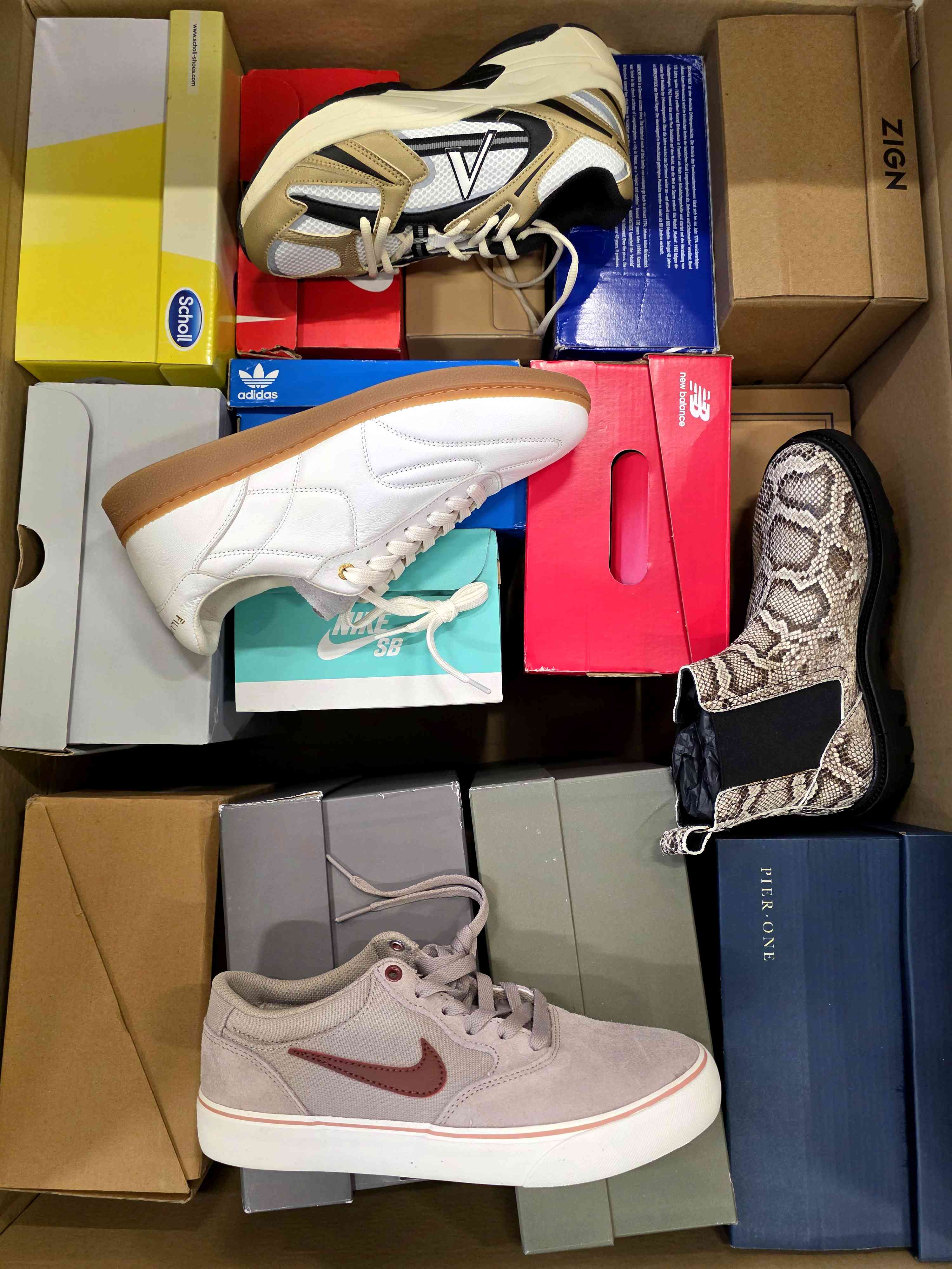 The photo shows a package with footwear in the category CS.