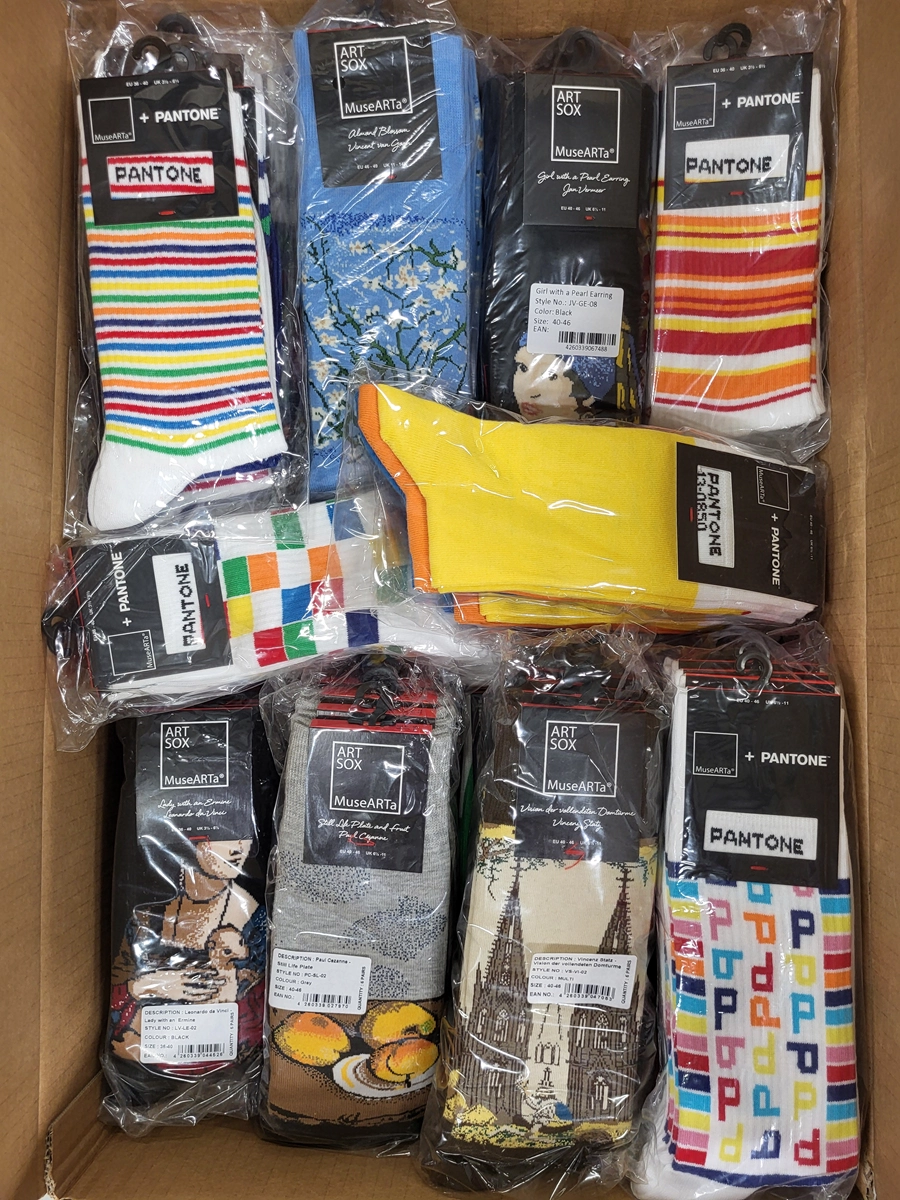 The picture shows a package with accessories in the category SA.