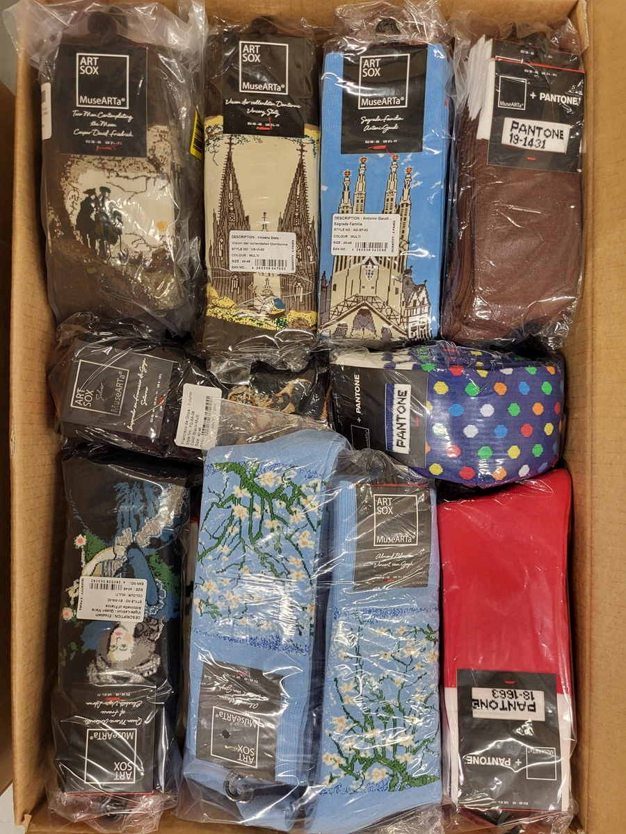 The picture shows a package with accessories in the category SA.