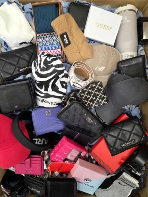 The picture shows a package with accessories in the category AC.