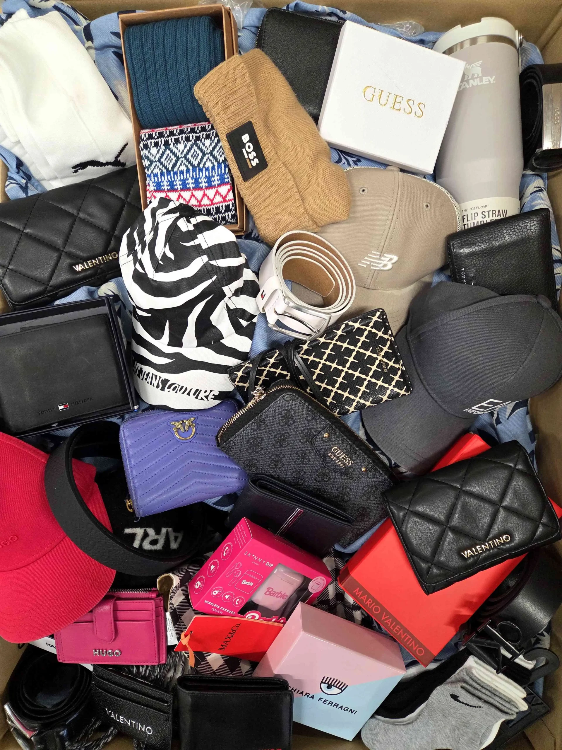 The picture shows a package with accessories in the category AC.