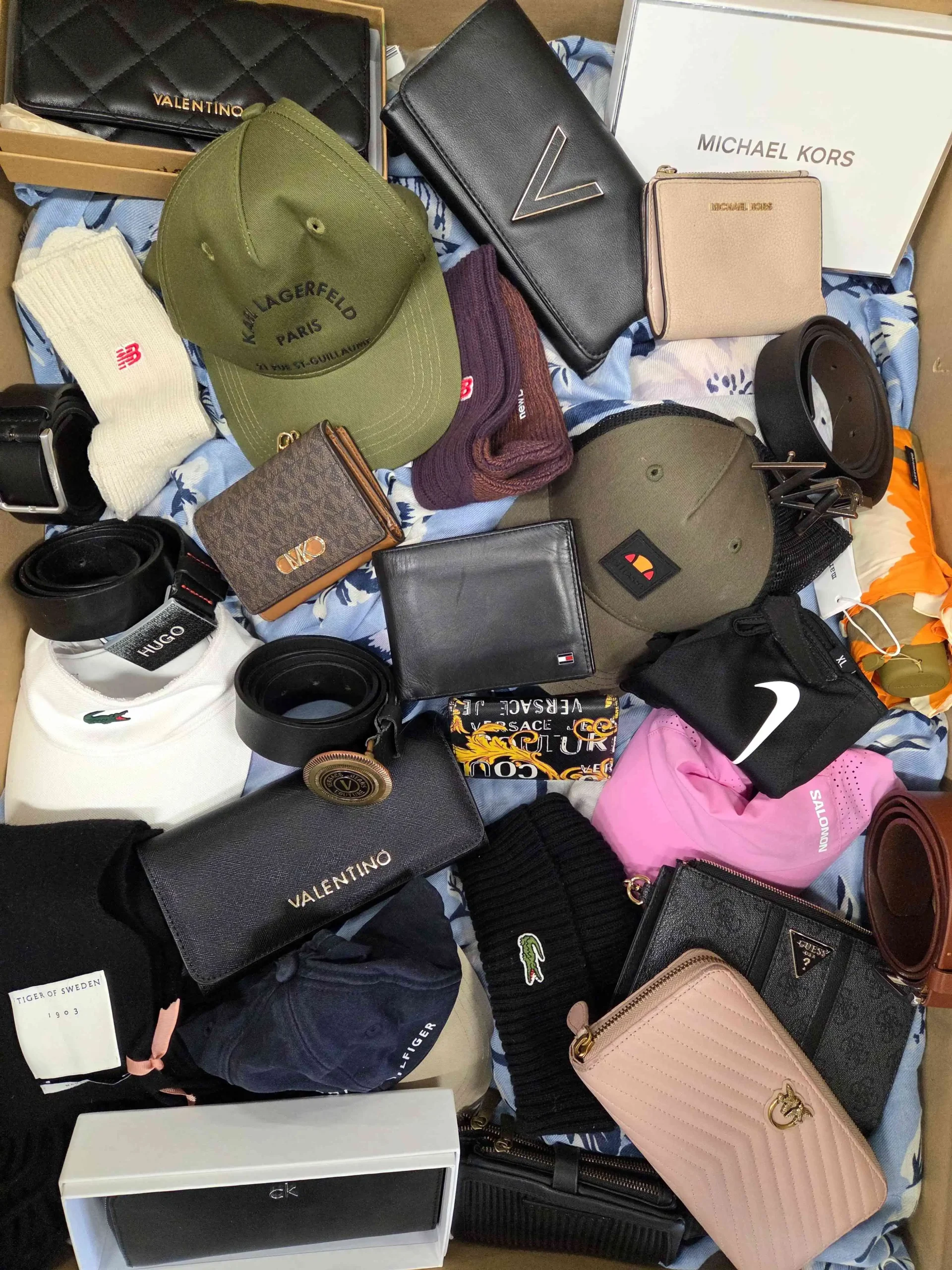 The picture shows a package with accessories in the category AC.