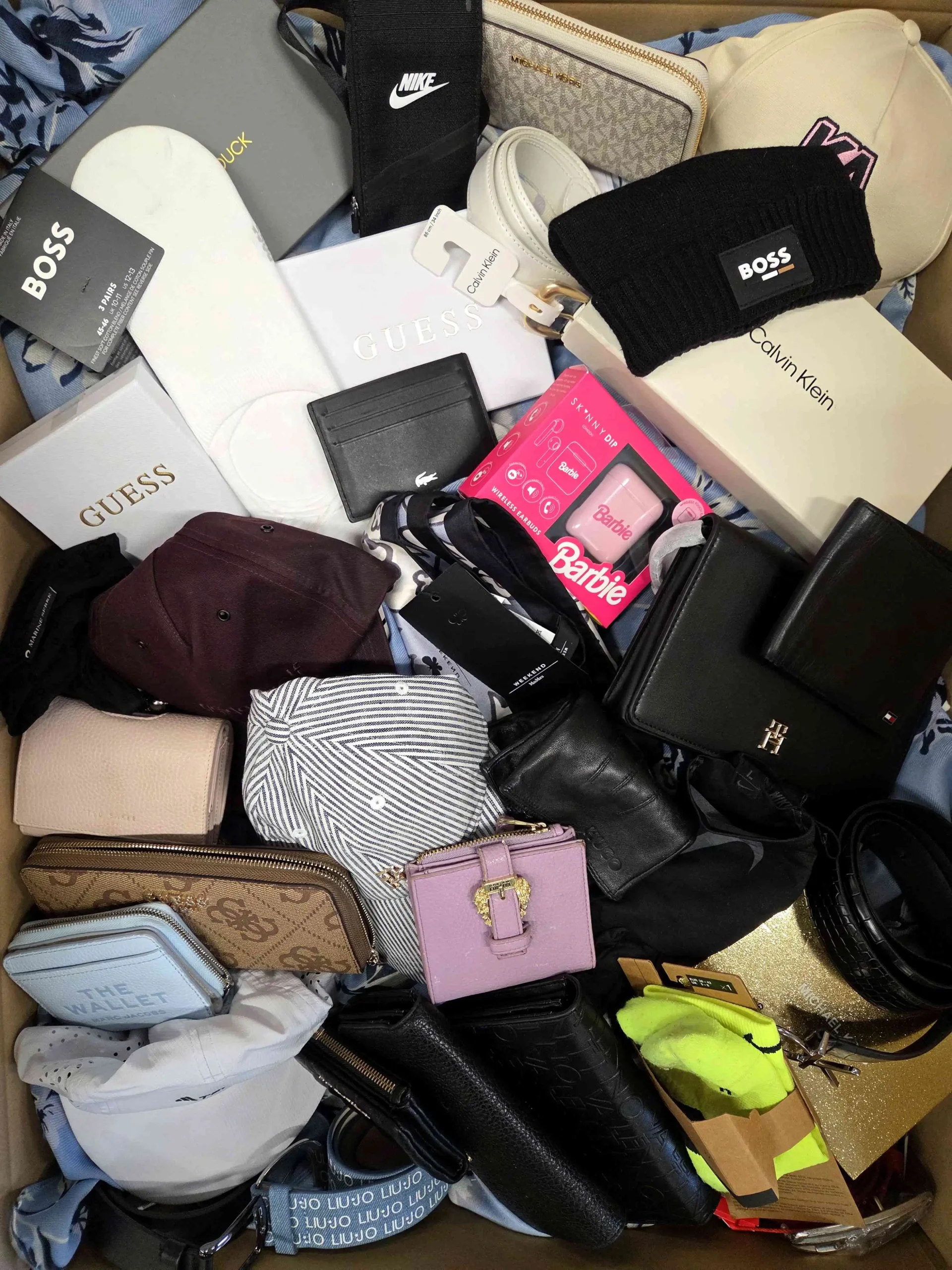 The picture shows a package with accessories in the category AC.