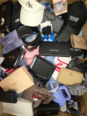 The picture shows a package with accessories in the category AC.