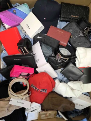 The picture shows a package with accessories in the category AC.