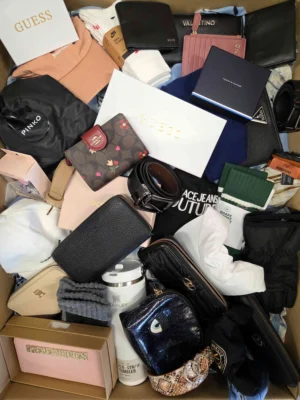 The picture shows a package with accessories in the category AC.