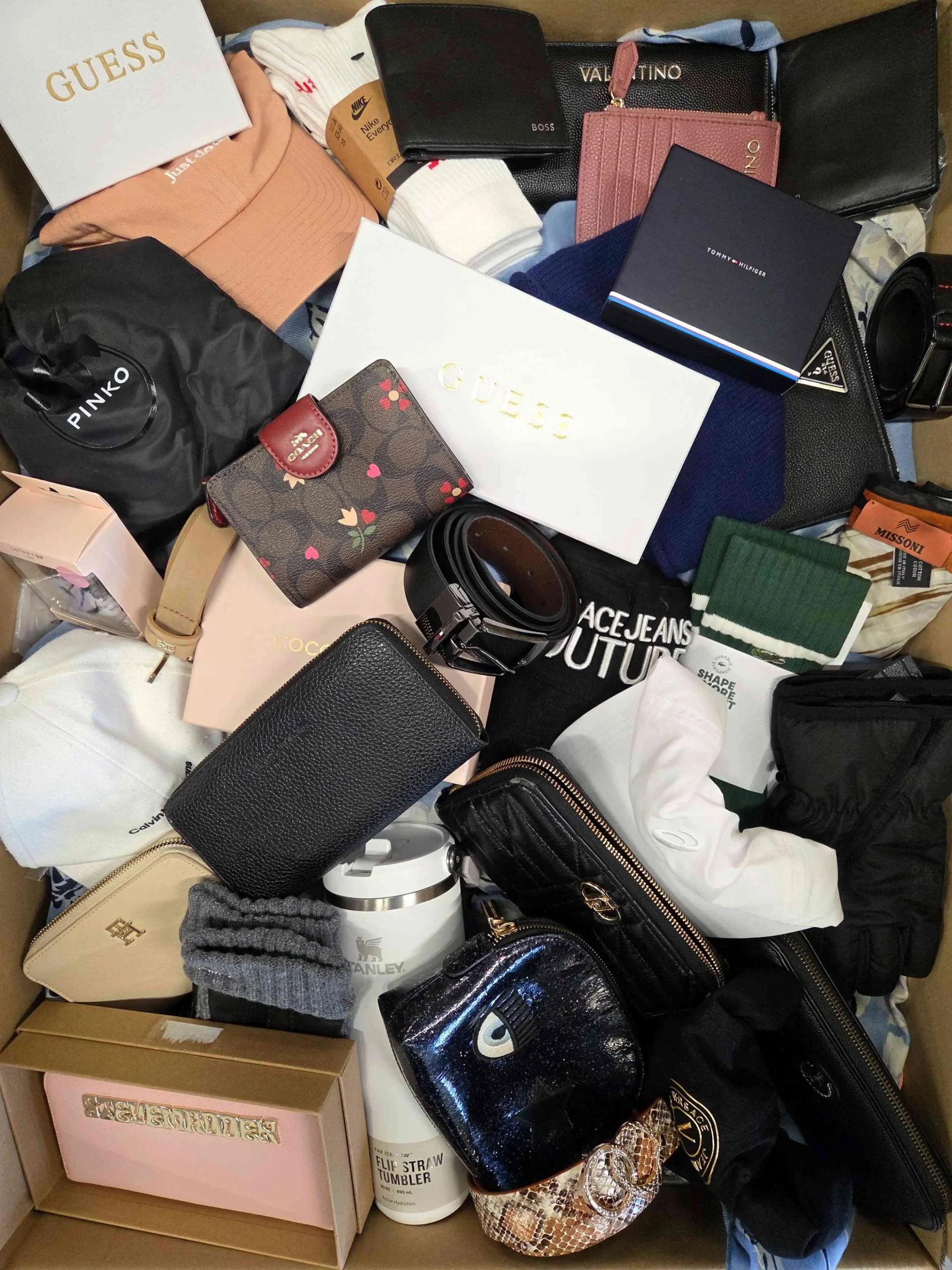 The picture shows a package with accessories in the category AC.