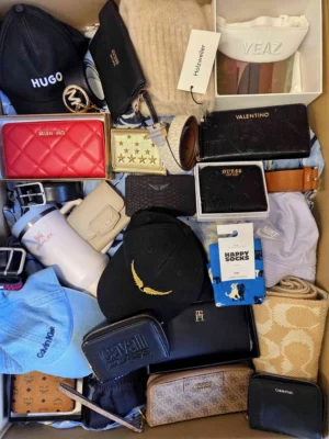 The picture shows a package with accessories in the category AC.