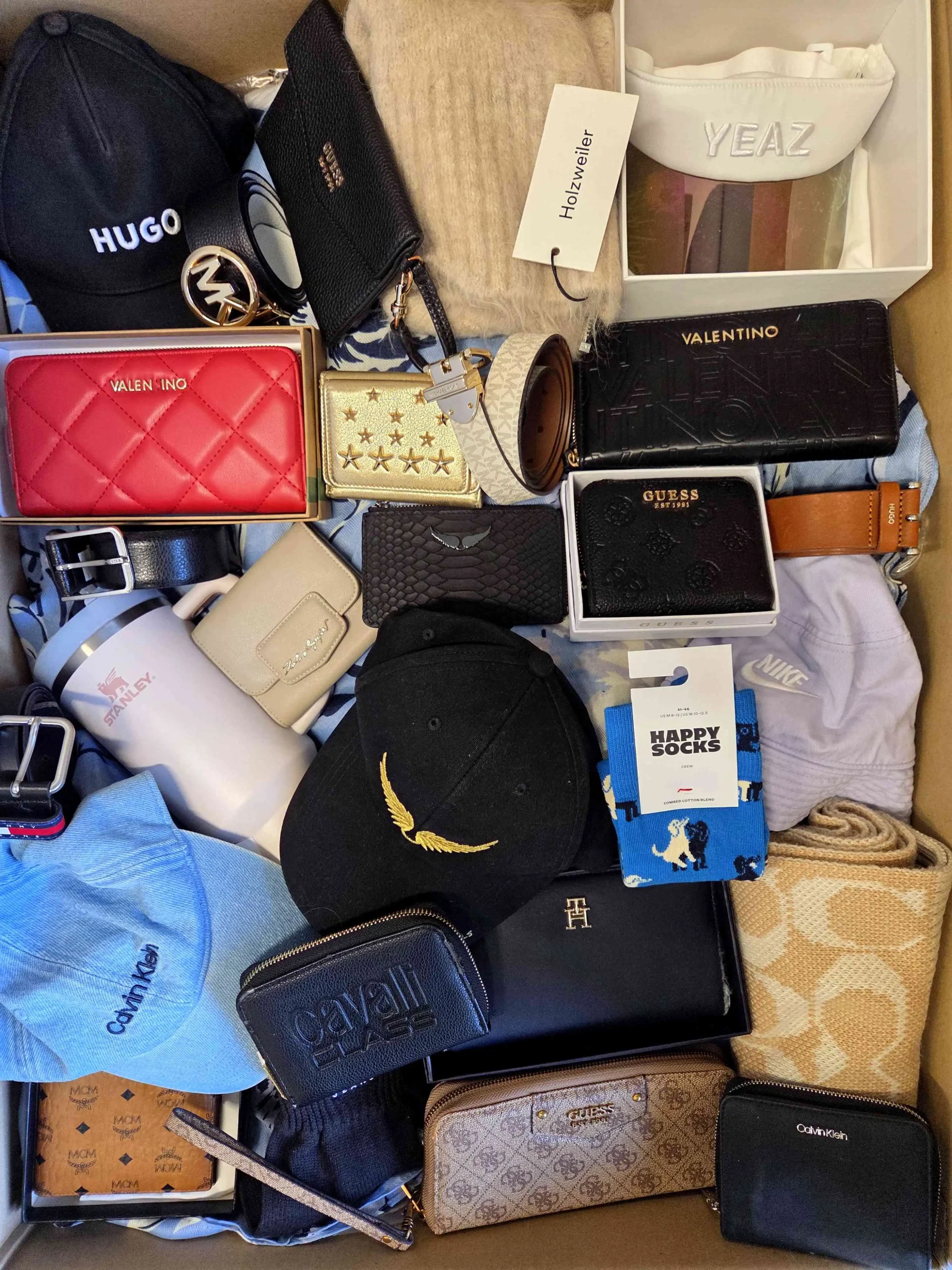 The picture shows a package with accessories in the category AC.