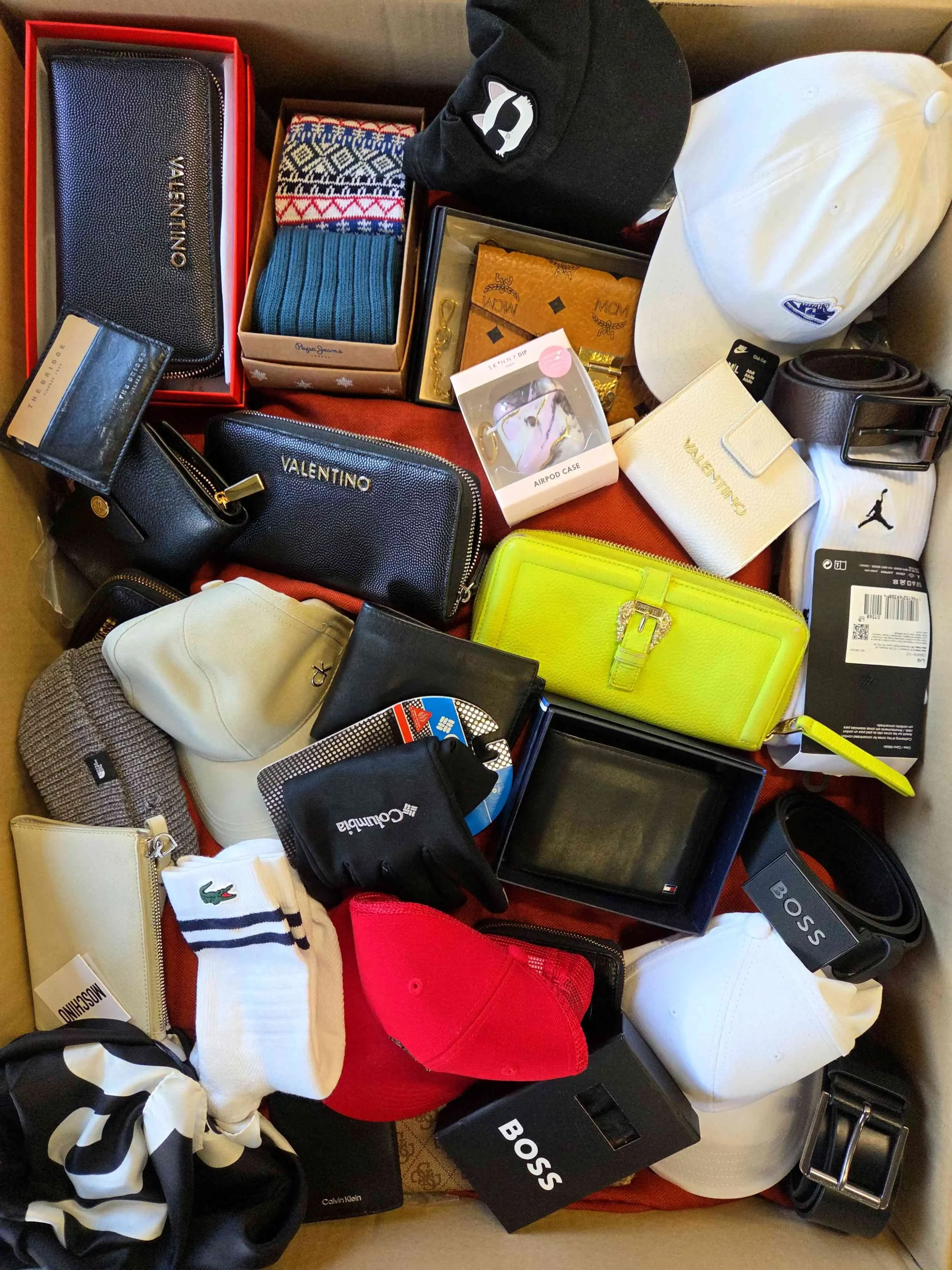 The picture shows a package with accessories in the category AC.