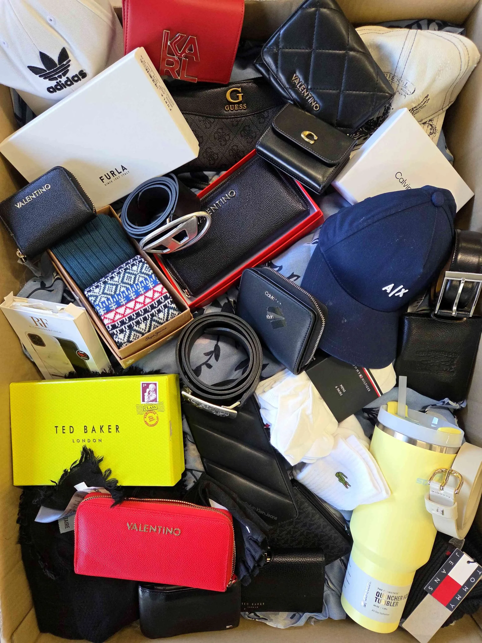 The picture shows a package with accessories in the category AC.