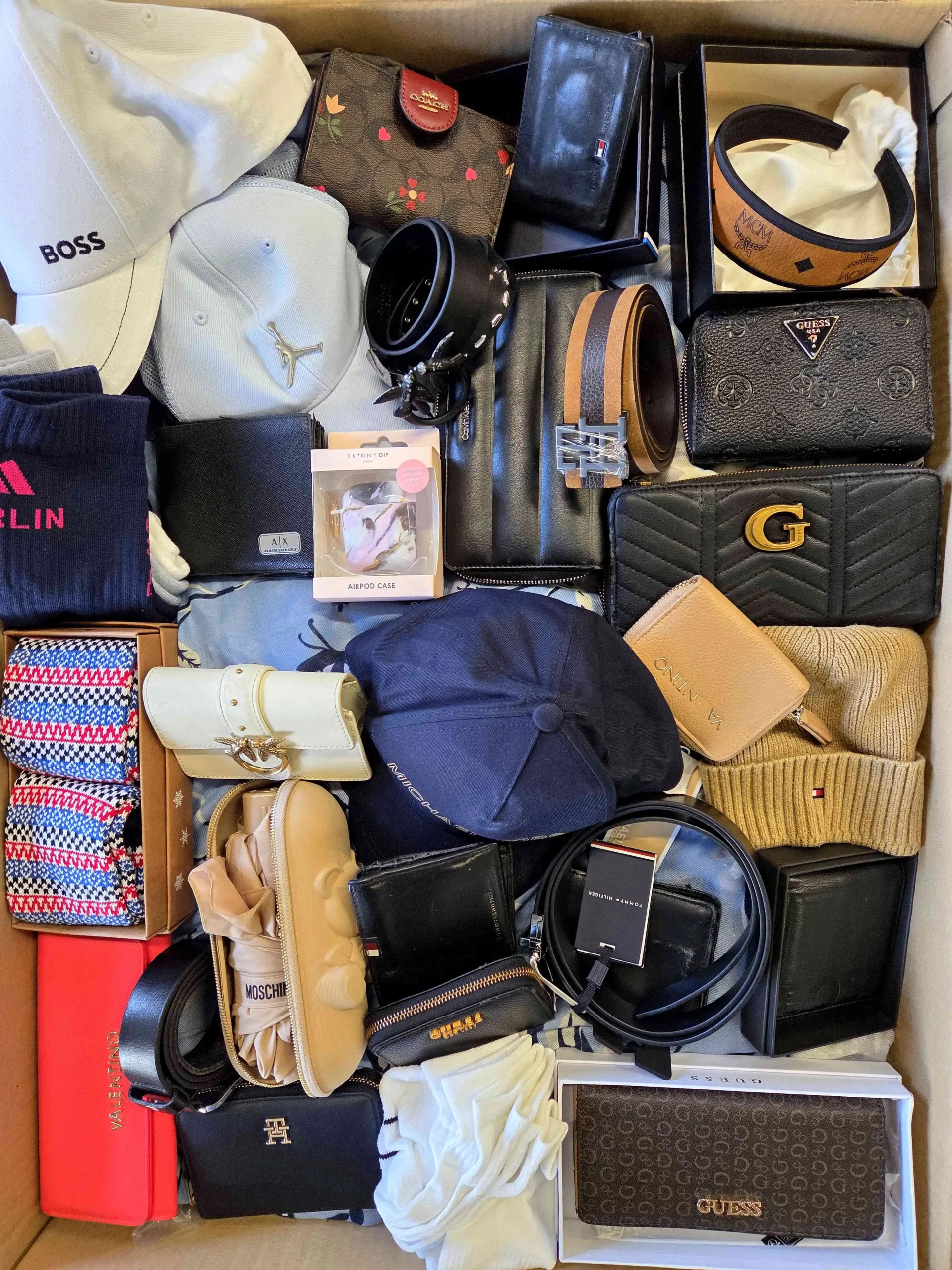 The picture shows a package with accessories in the category AC.