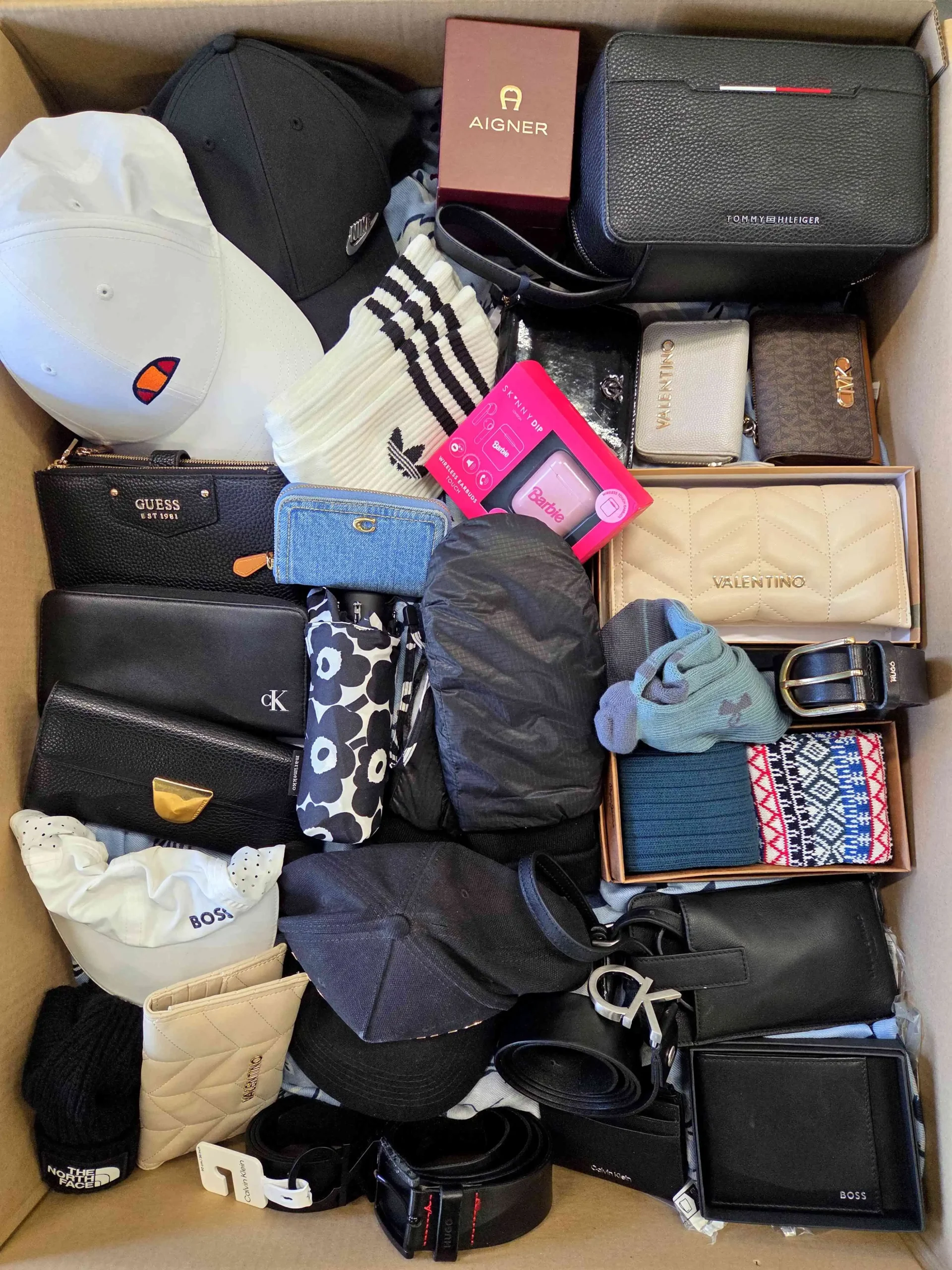 The picture shows a package with accessories in the category AC.