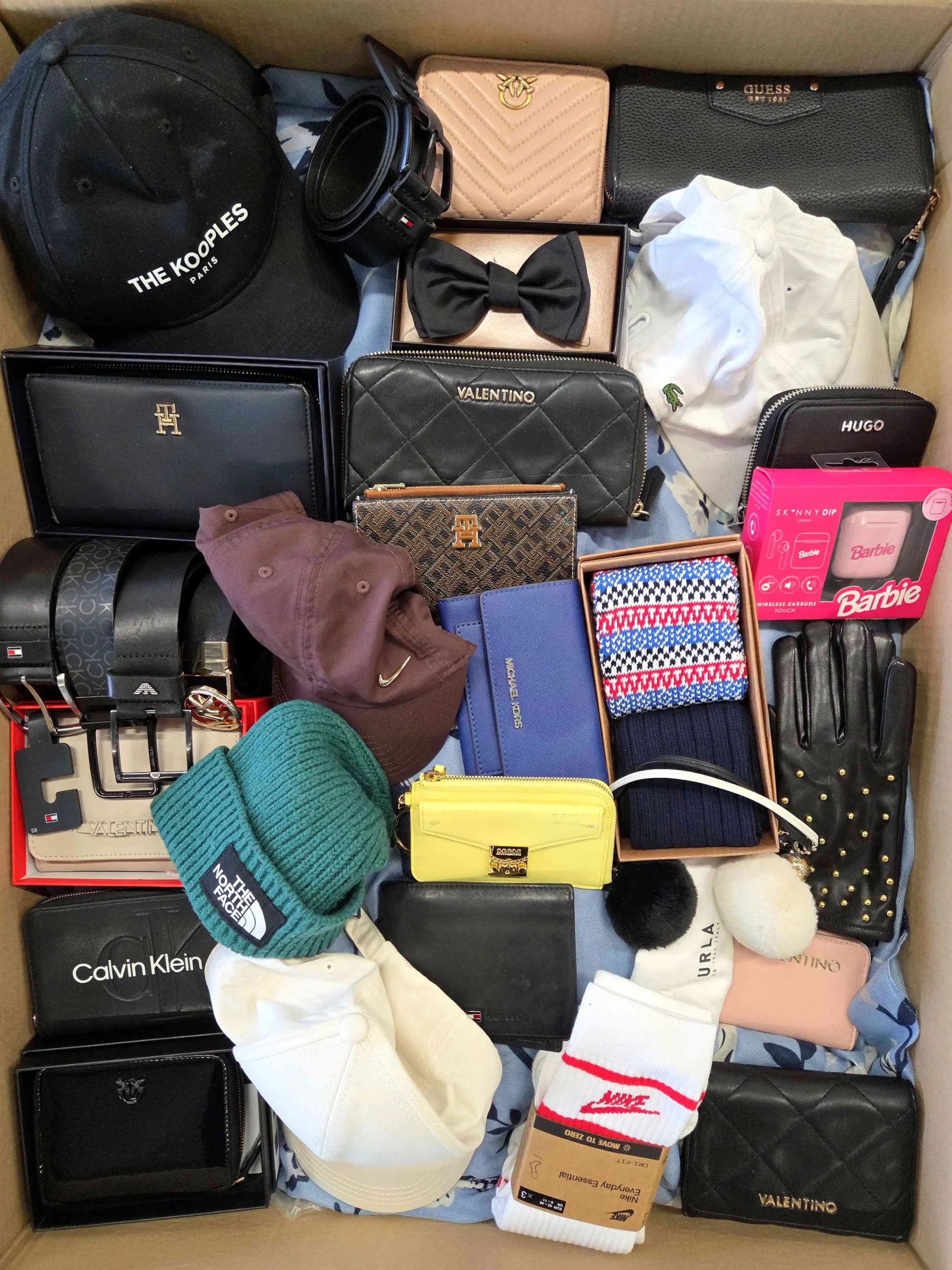 The picture shows a package with accessories in the category AC.