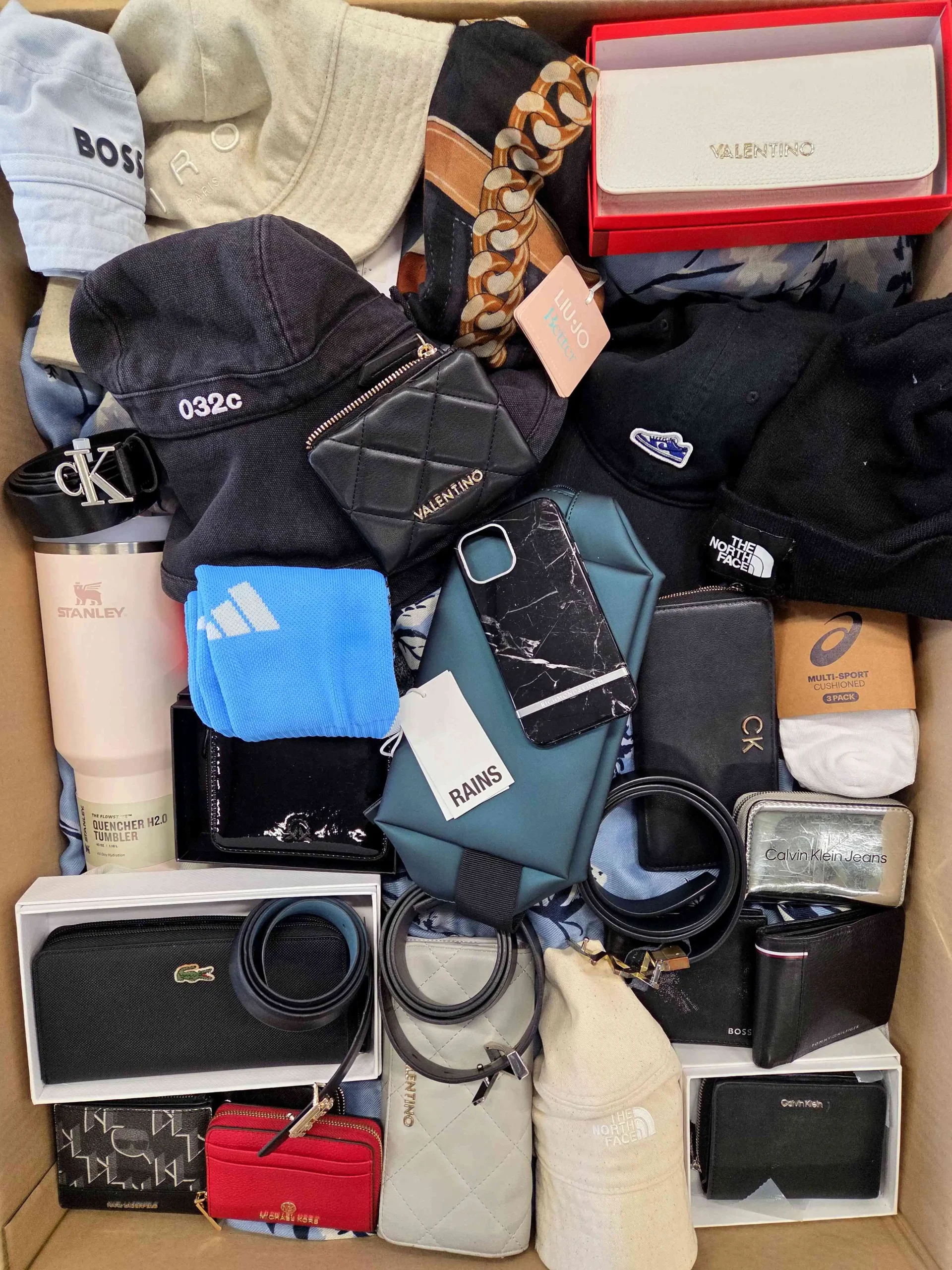 The picture shows a package with accessories in the category AC.