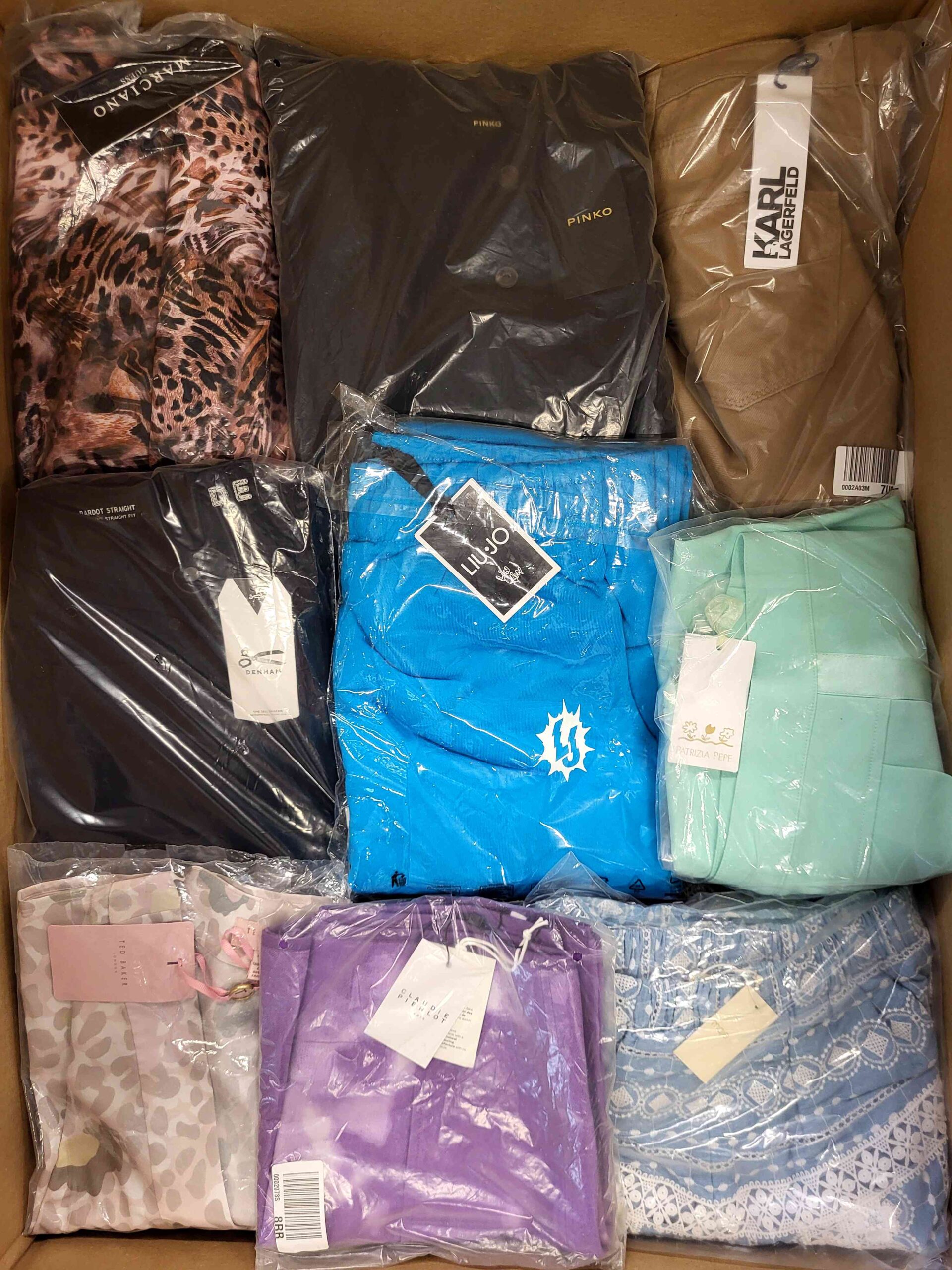 AP610 3 The photo shows a package with clothing in the category AP.