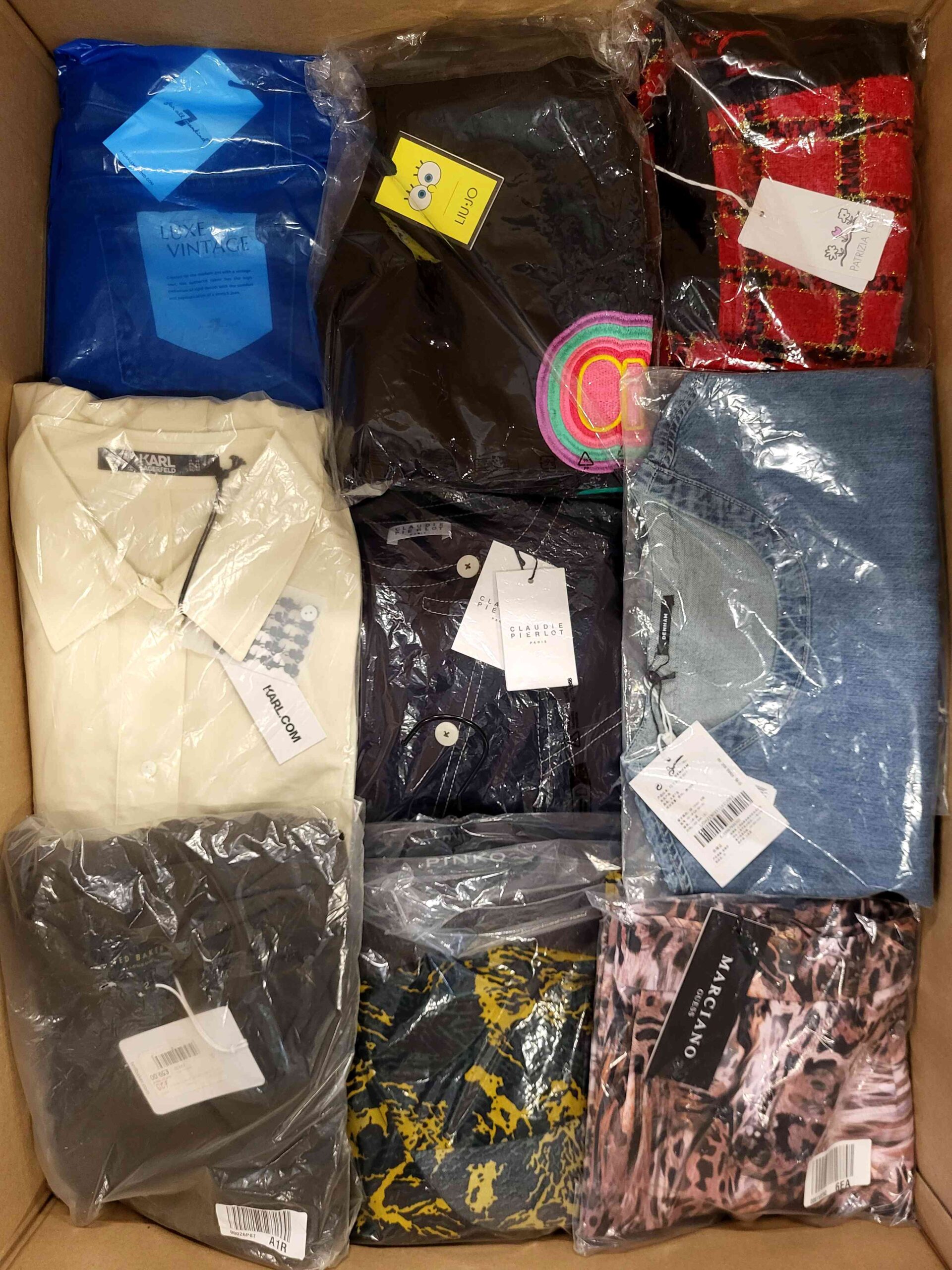 AP612 3 The photo shows a package with clothing in the category AP.