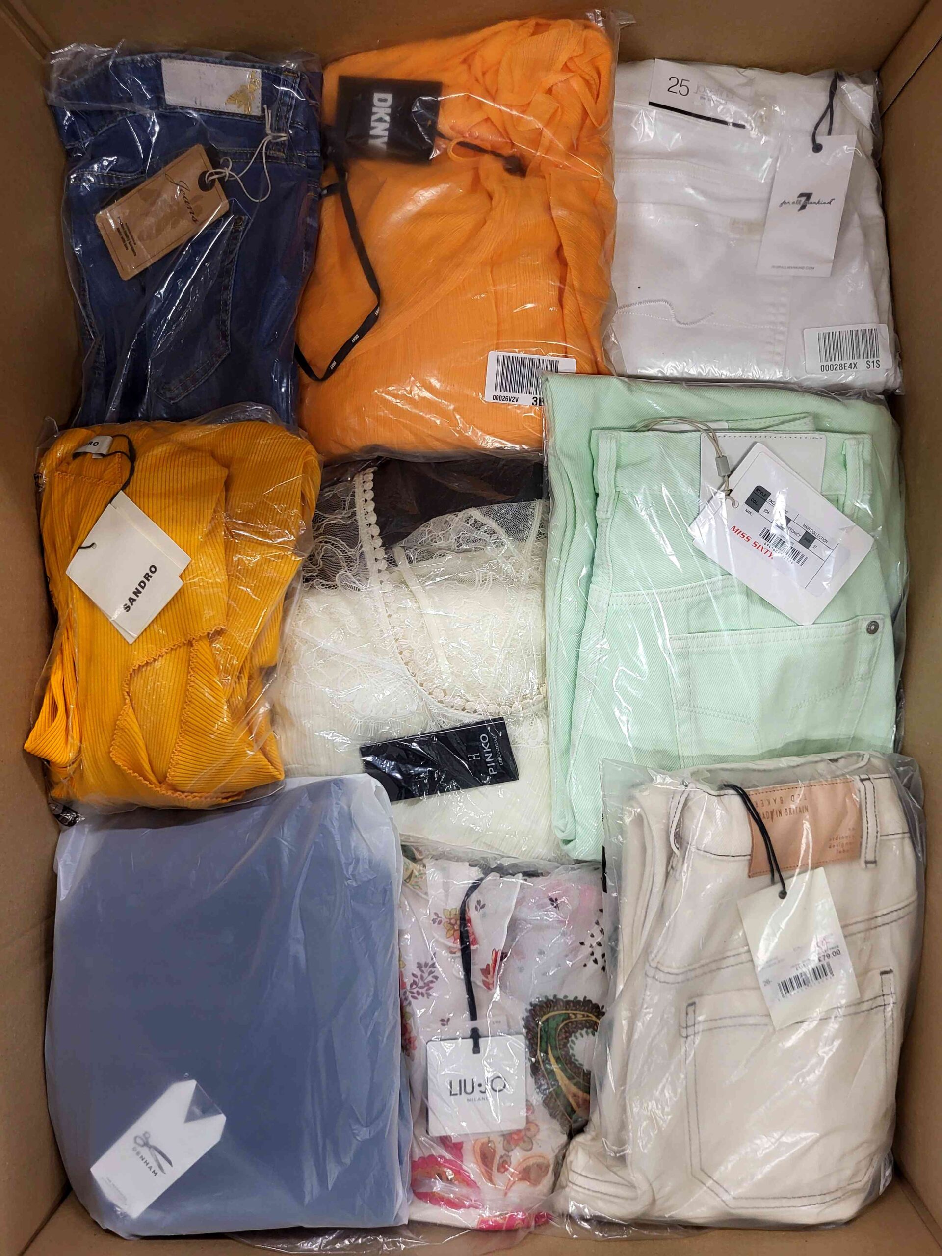 AP616 3 The photo shows a package with clothing in the category AP.