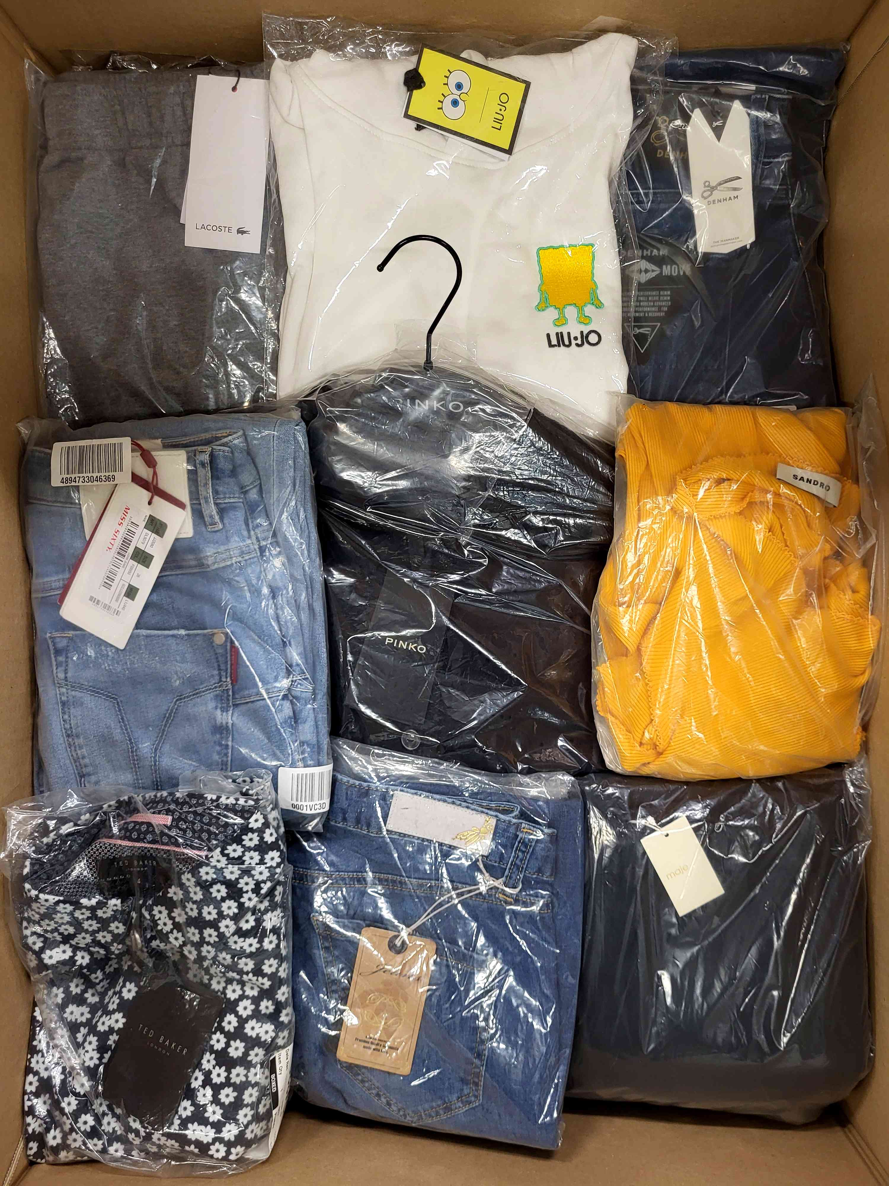 AP620 3 The photo shows a package with clothing in the category AP.