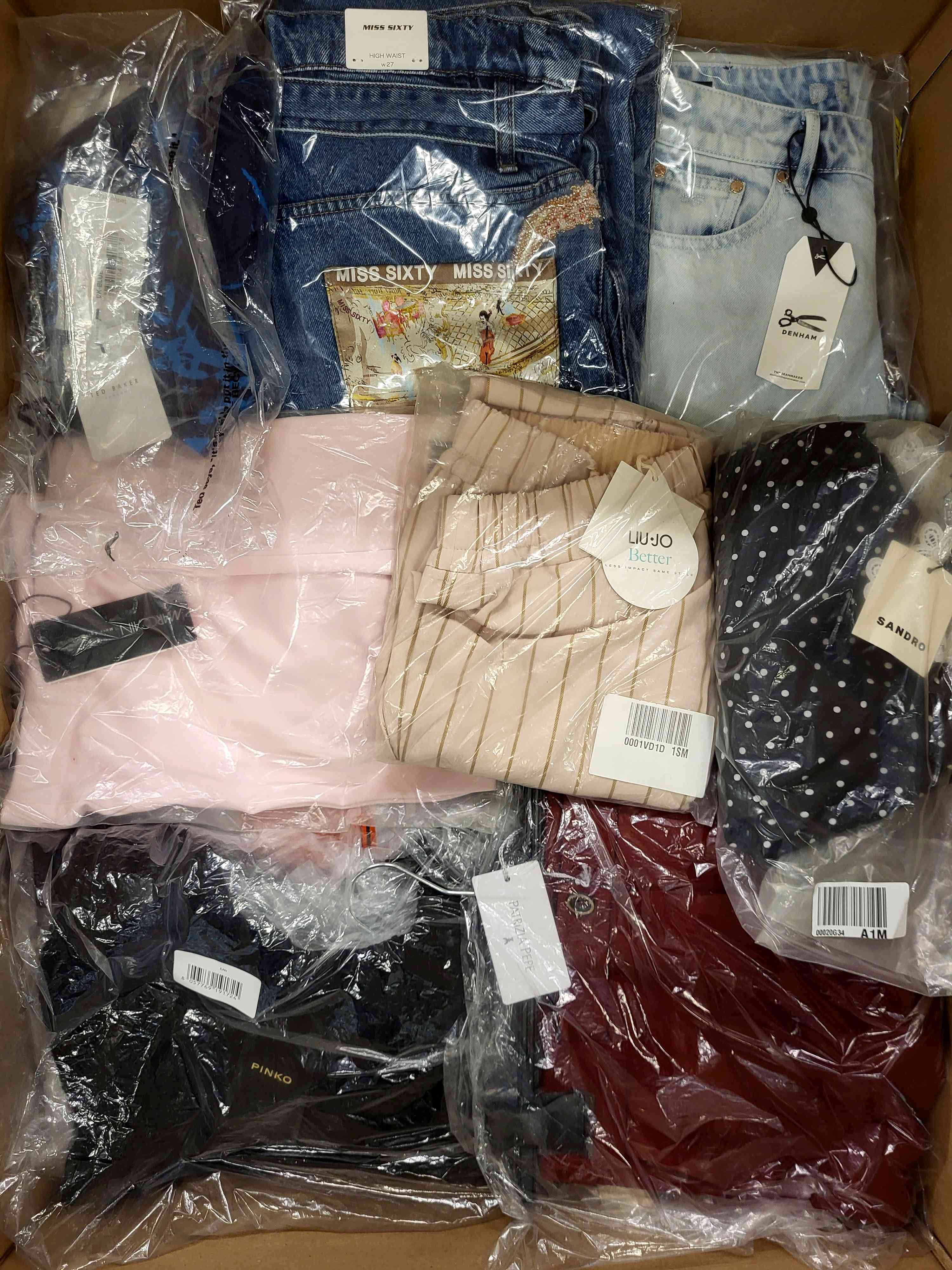 AP623 3 The photo shows a package with clothing in the category AP.