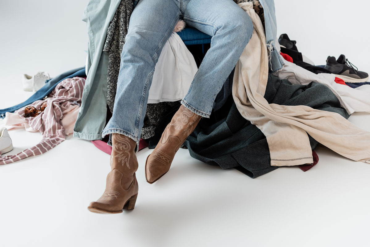 Sell Your Stock 8 The photo shows a package with clothing in the category AR.