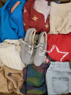 The photo shows a package with clothing in the category SN.