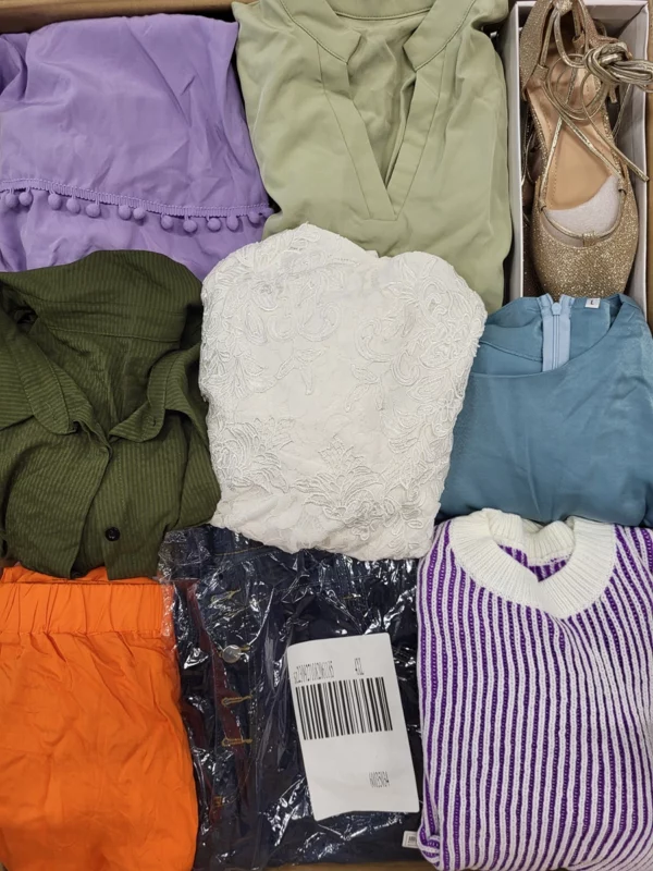 The photo shows a package with clothing in the category SN.