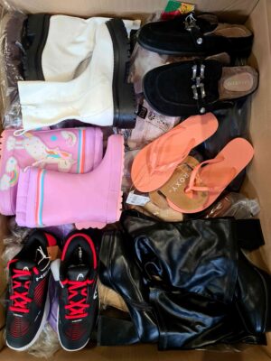 The photo shows a package with footwear in the category BSU.