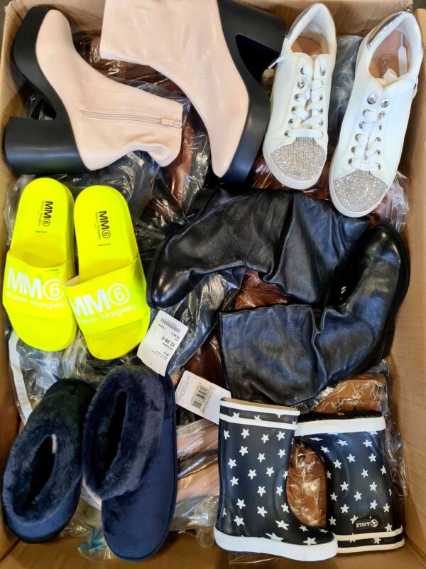 The photo shows a package with footwear in the category BSU.