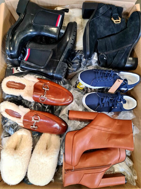 The photo shows a package with footwear in the category BSU.